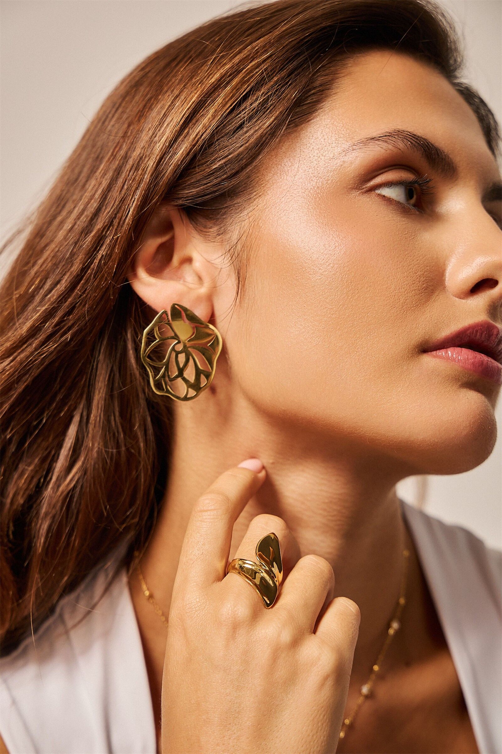 Orecchini a forma di fiore traforato in acciaio inossidabile: eleganza e leggerezza