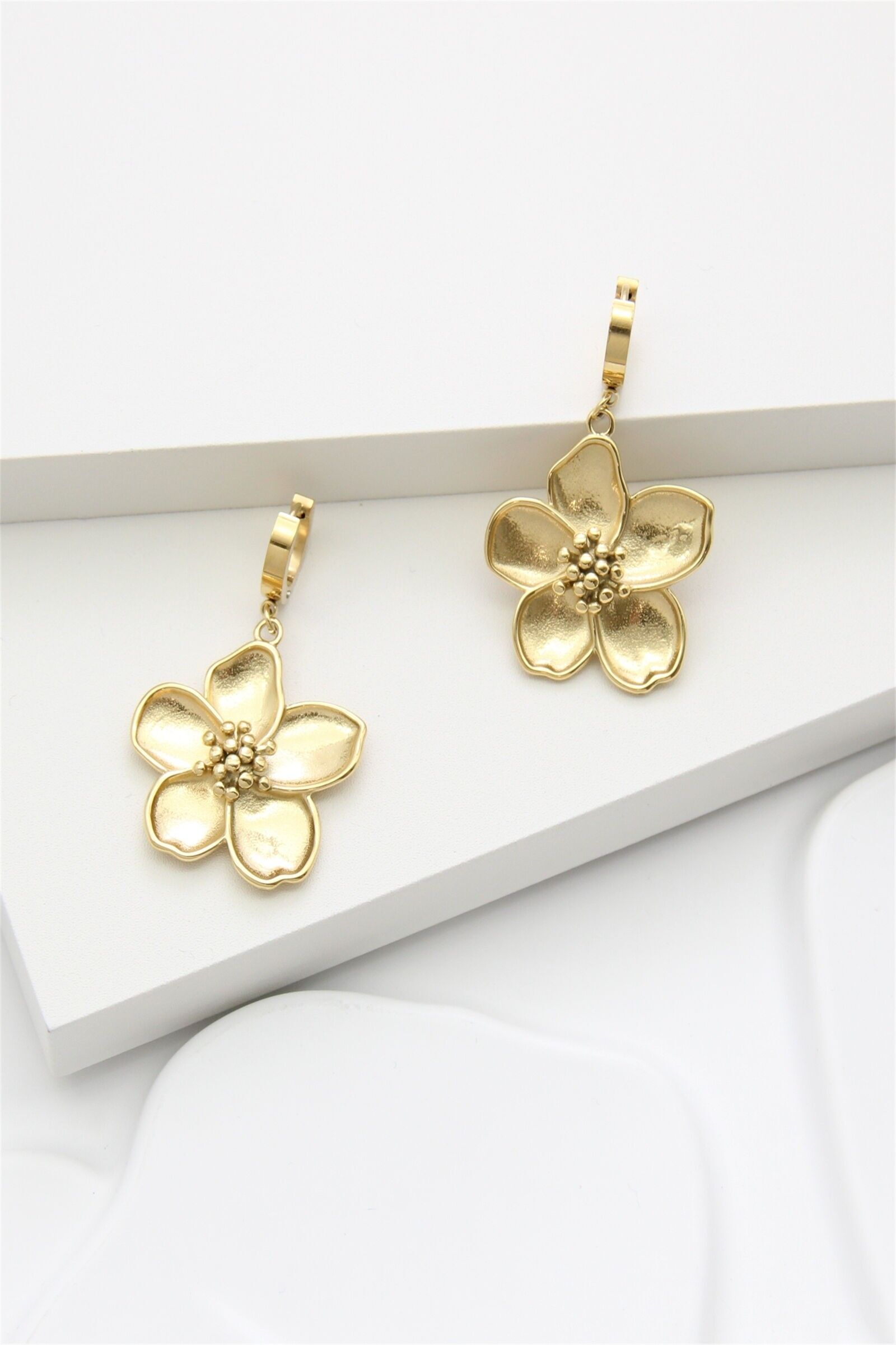 Orecchini a forma di fiore in acciaio inossidabile dorato: fascino femminile ed eleganza naturale