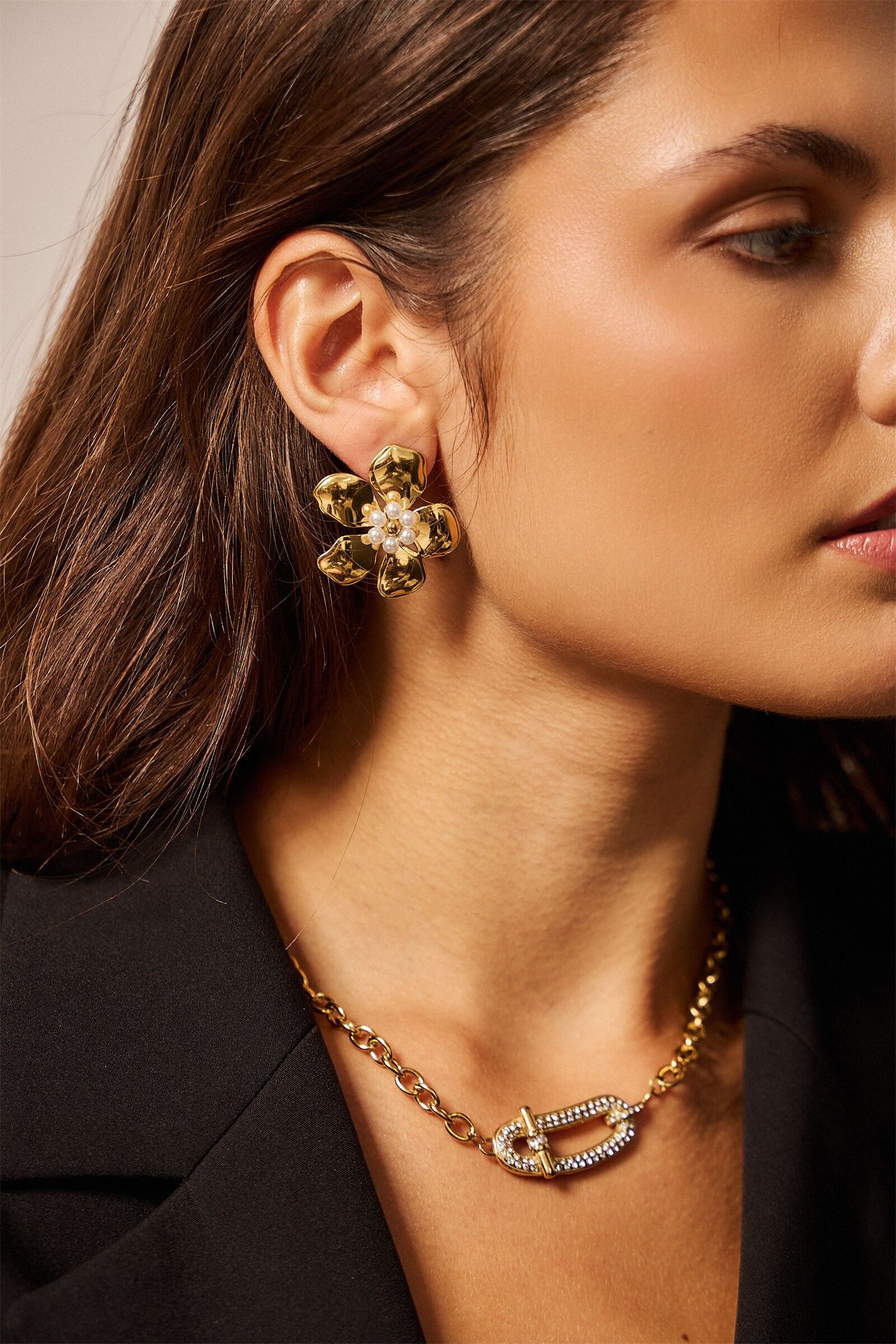 Goldene Blumenohrringe mit Perlen verziert – Feminine Eleganz und Raffinesse