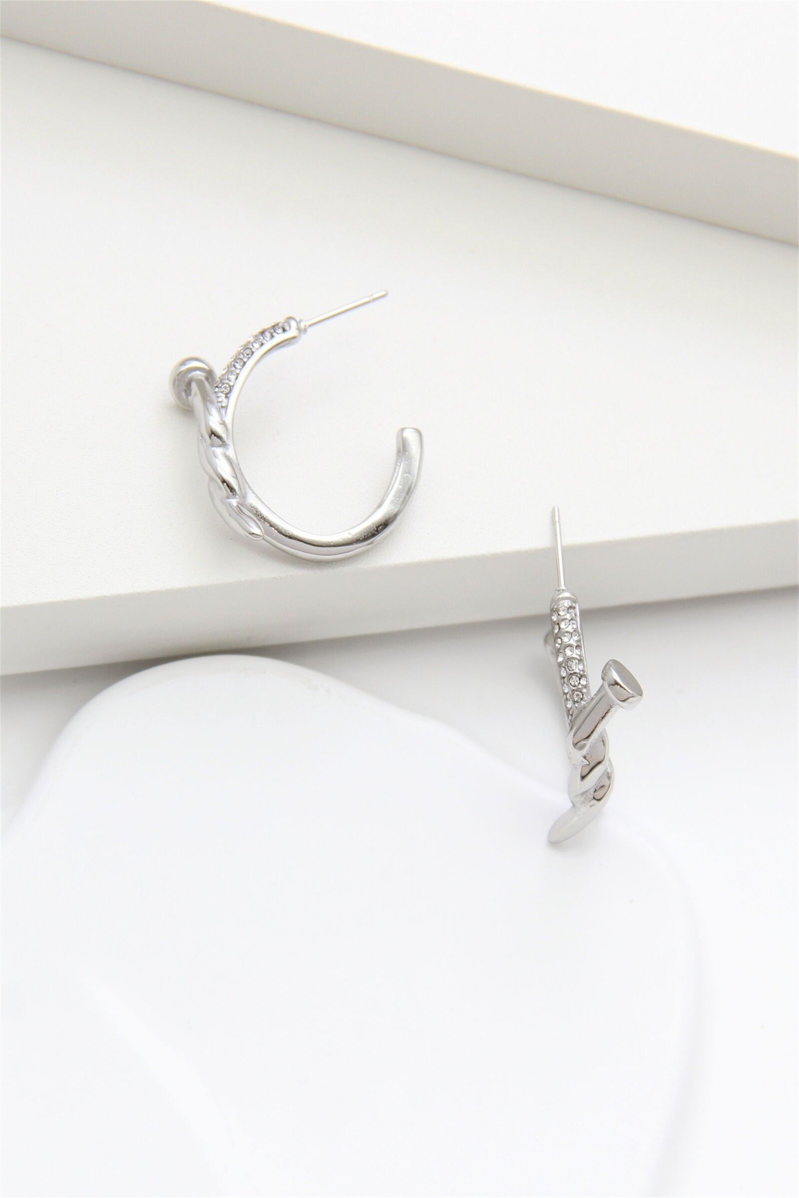 Ohrstecker aus Edelstahl – Zeitgenössische Eleganz und raffinierte Details