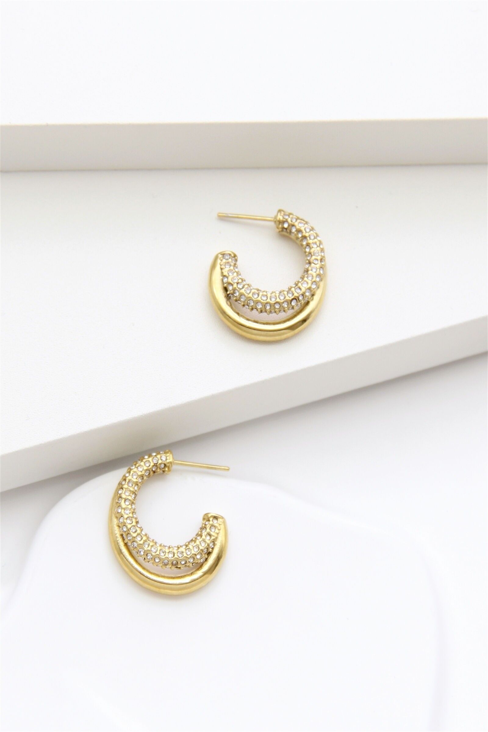 Pendientes de aro de acero inoxidable dorados con brillantes diamantes de imitación.