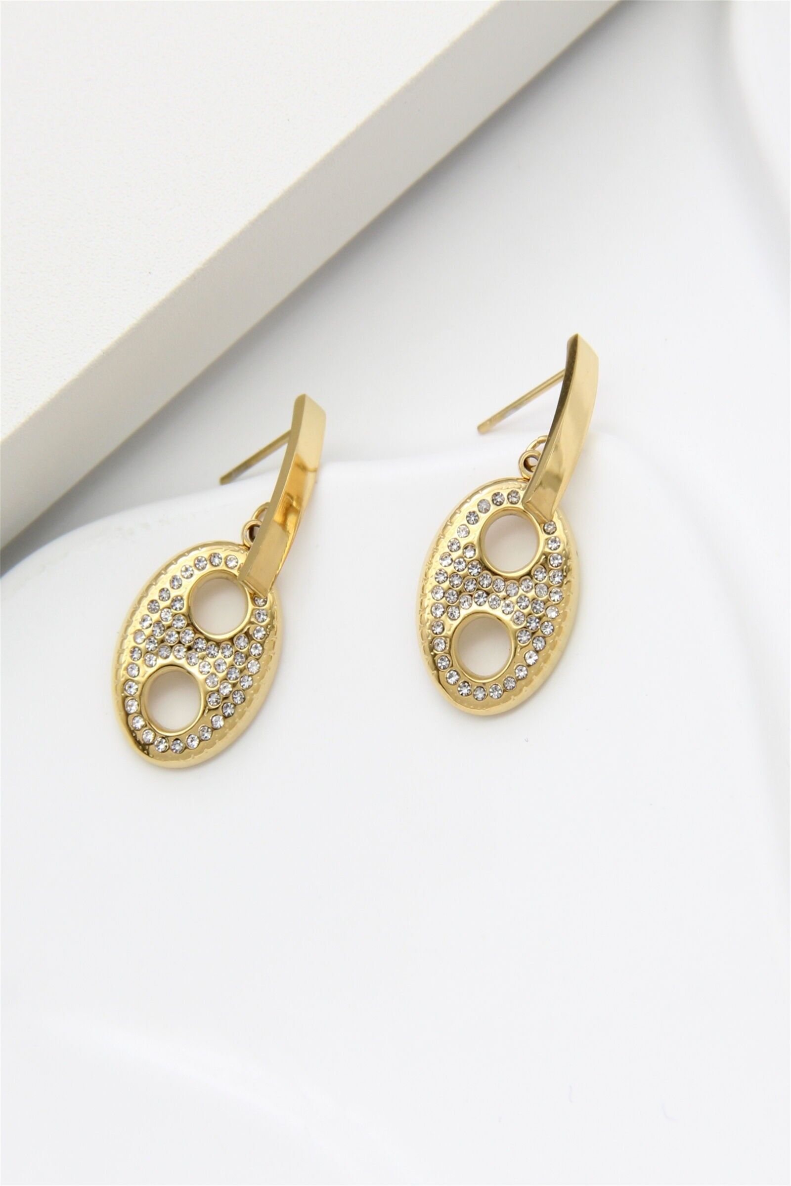Goldfarbene Edelstahl-Ohrhänger – Ovales Strass-Pavé-Design