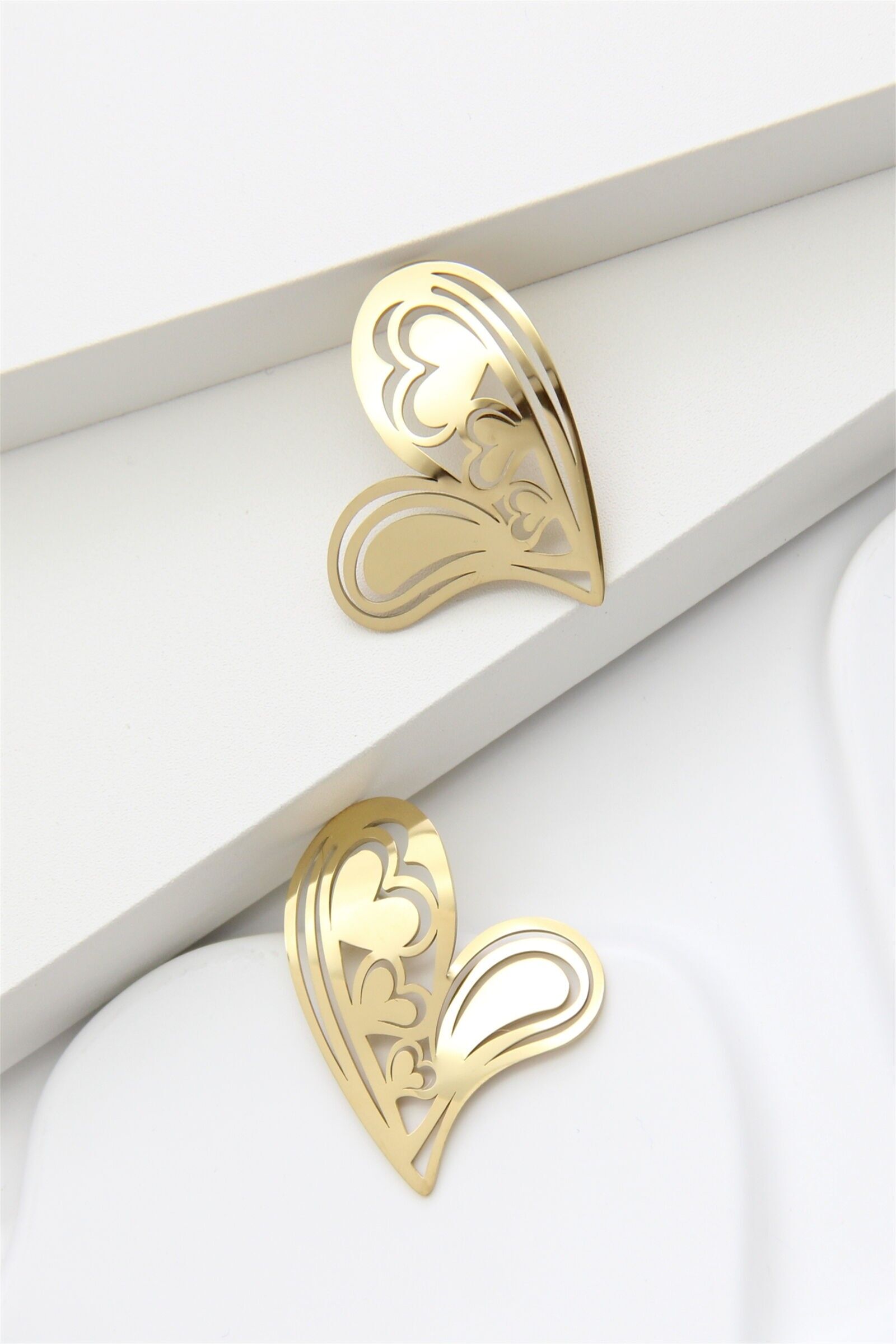 Durchbrochene Herzohrringe aus goldenem Edelstahl – Eleganz und Modernität