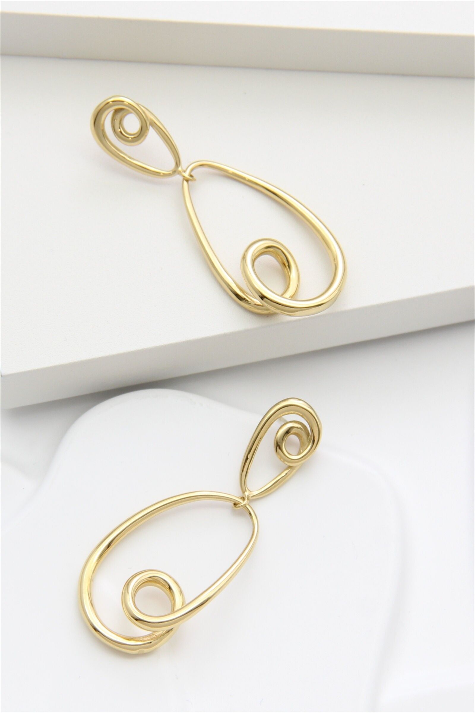 Goldene Ohrringe aus Edelstahl im Spiraldesign – Skulpturale Eleganz