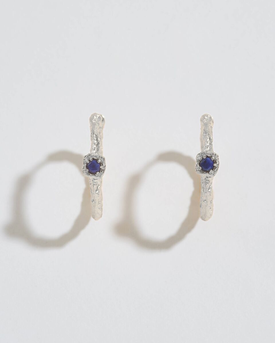 Cerchietti medi in argento con ramo di lichene e lapislazzuli