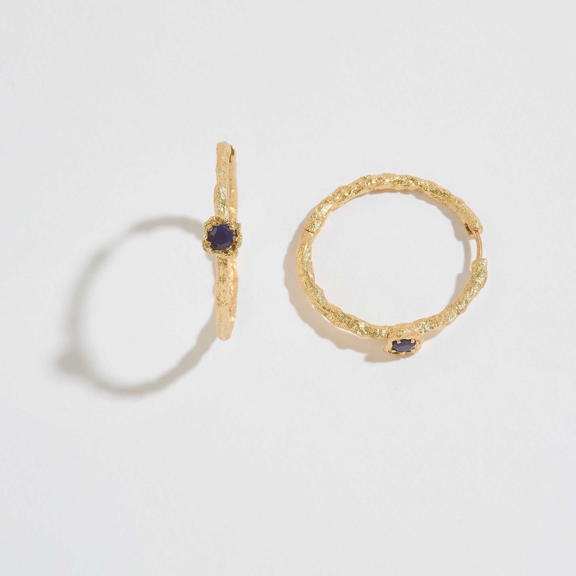 Cerchi grandi in oro con ramo di lichene lapislazzuli