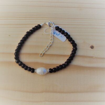 Gemstone bracelet made of black spinel with real pearl