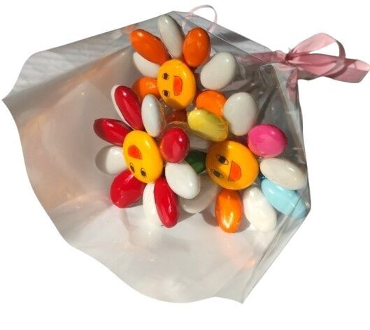 Mini ramo de 3 flores sonrientes, 2 blancas y 1 blanca multicolor en grageas de chocolate