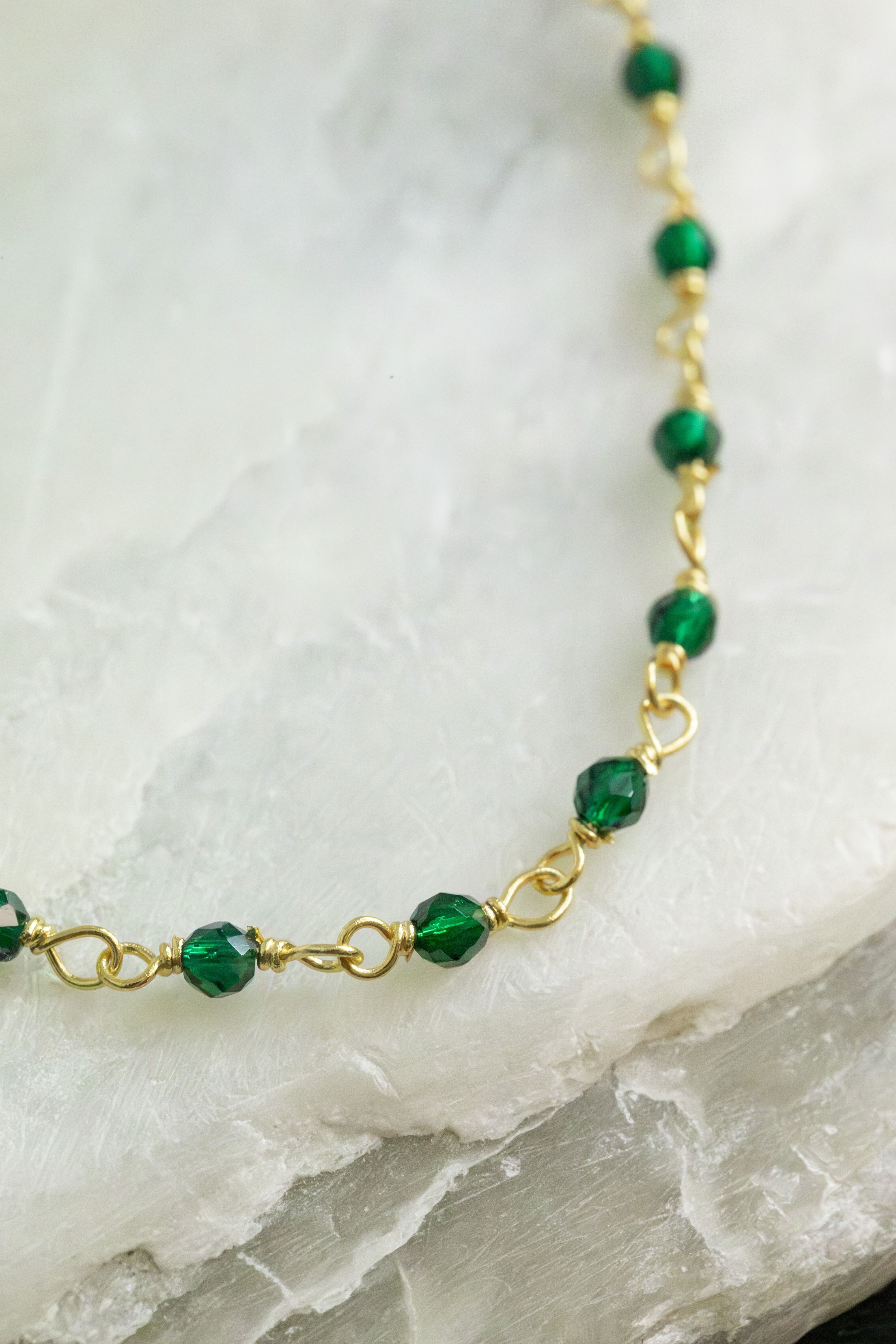 Bracciale da donna in oro fino con pietre preziose verdi e onice