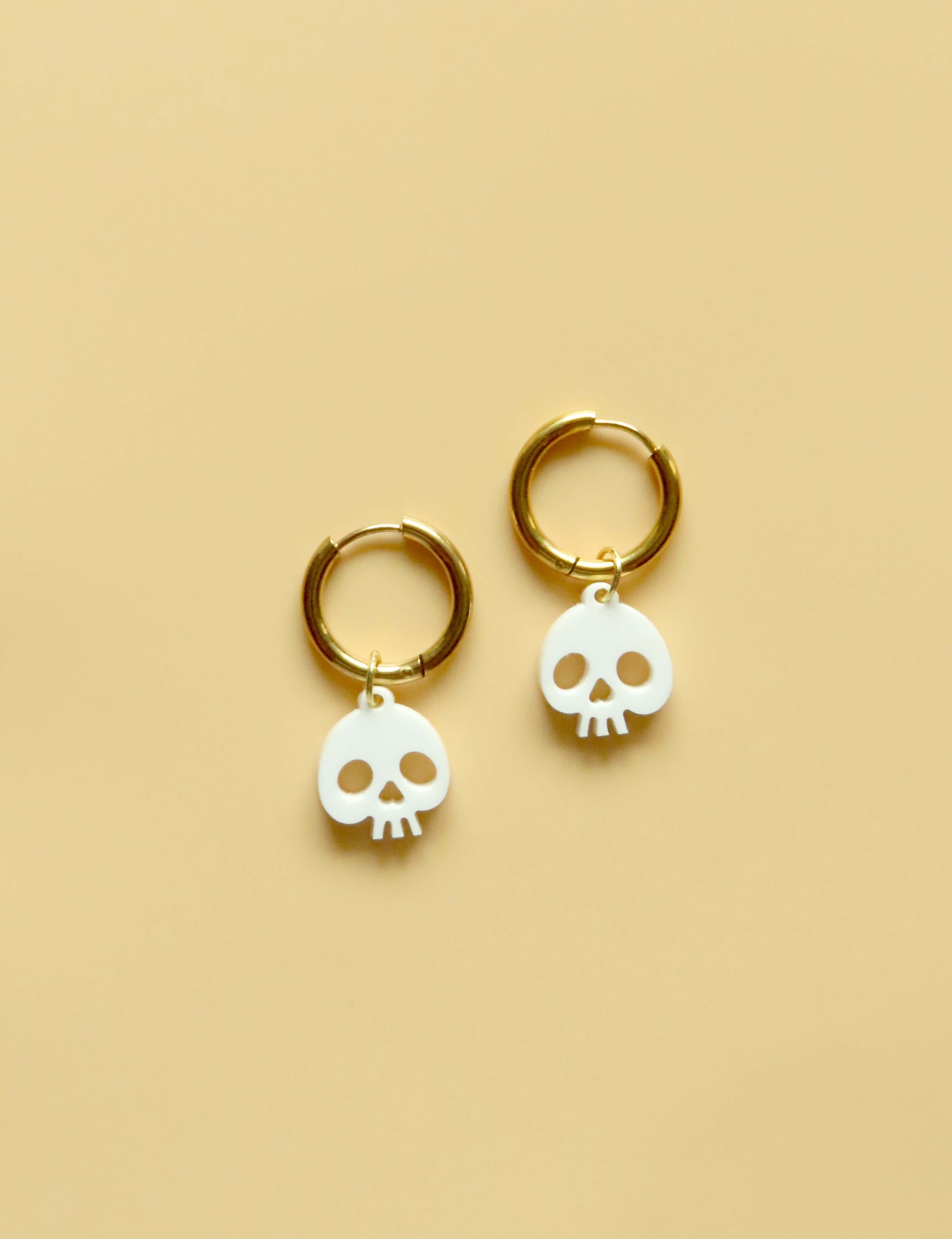 Orecchini a cerchio con teschio