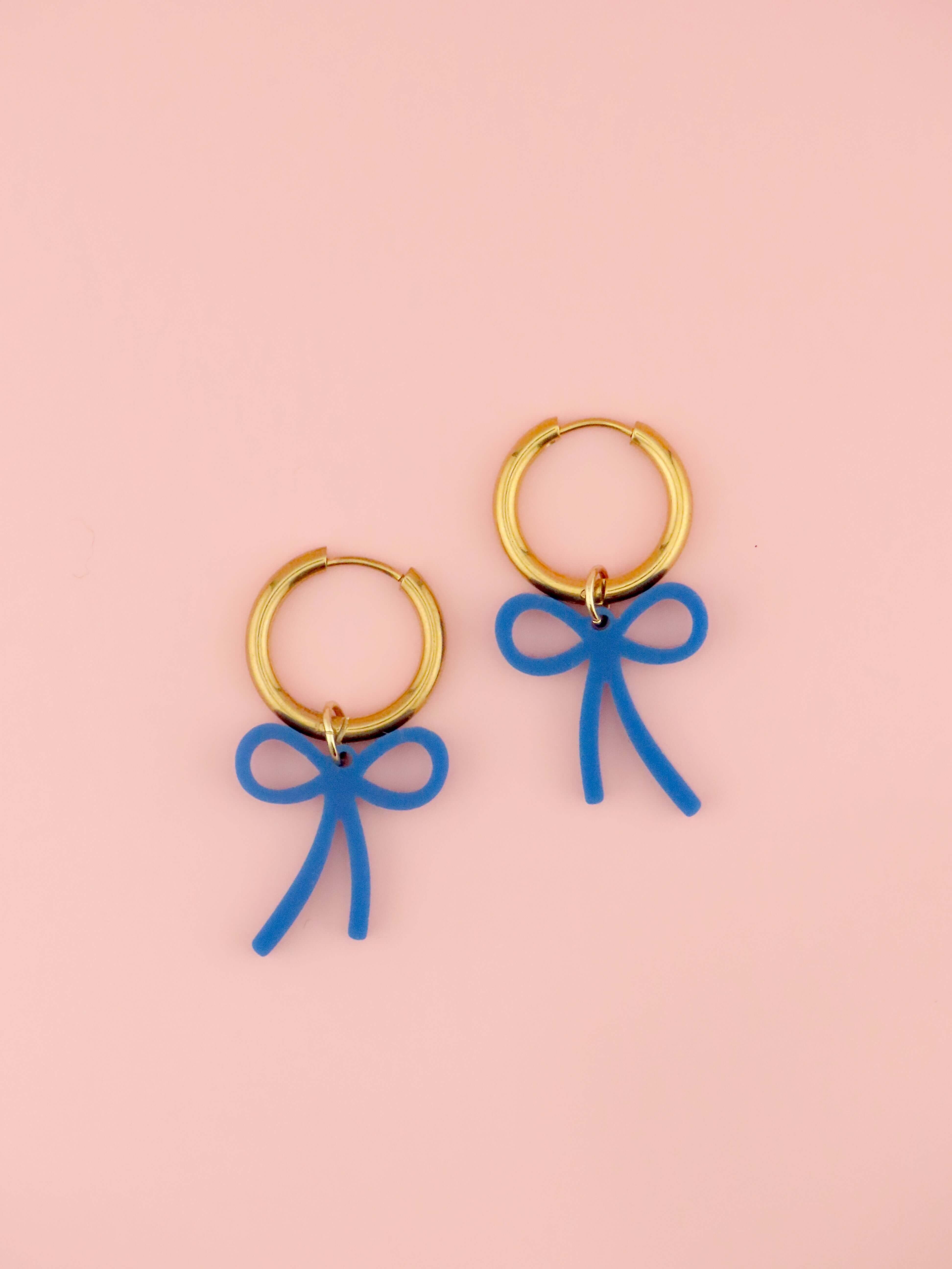 Orecchini a cerchio con fiocco blu