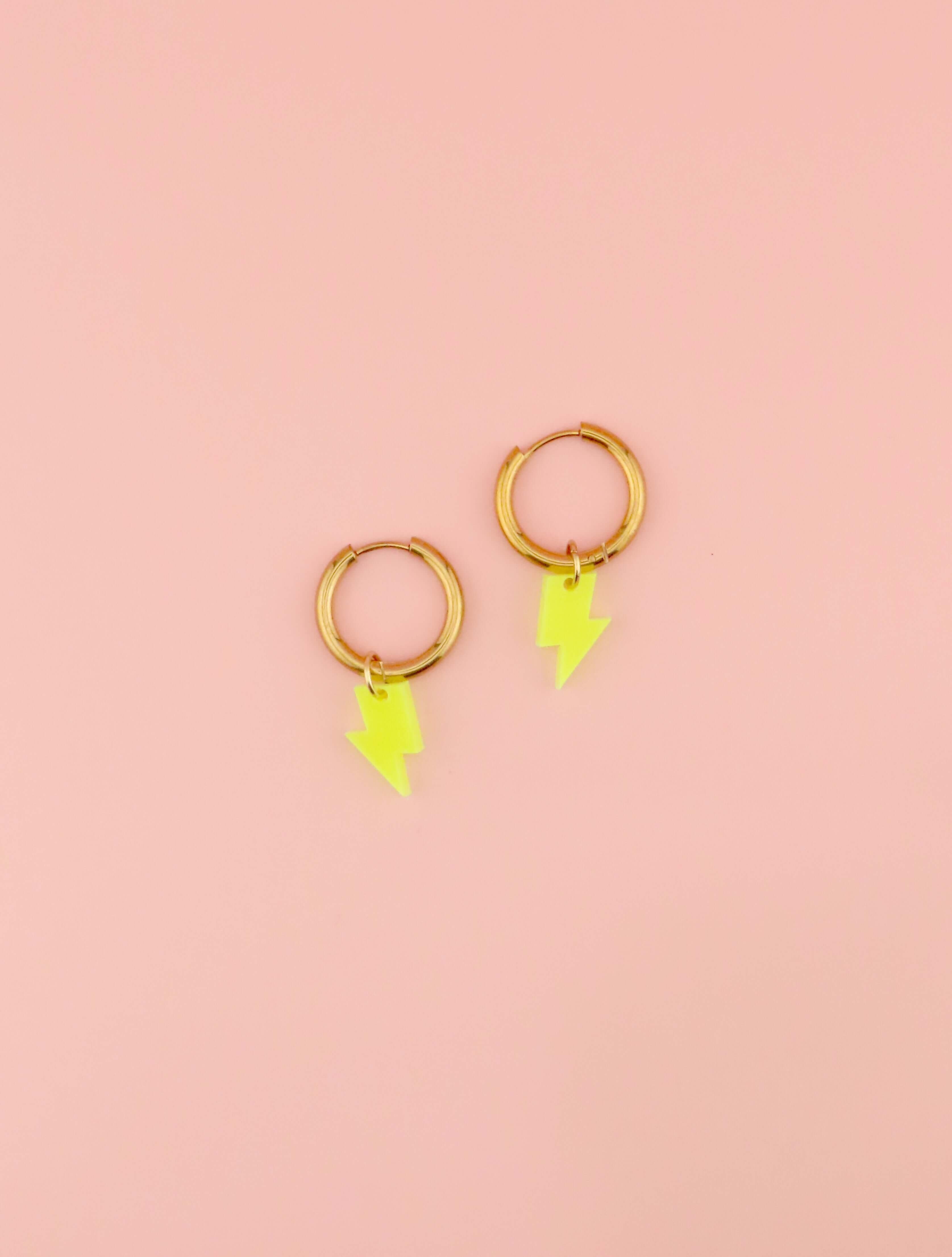 Orecchini a cerchio con fulmini giallo neon