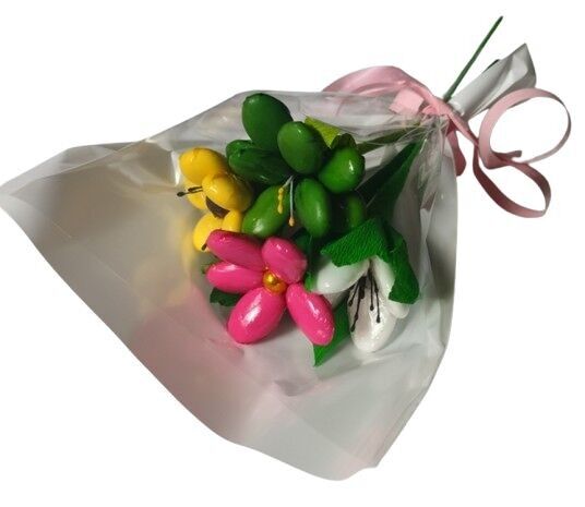 Mini ramo de fresia, tulipán, anémona y margarita en grageas de chocolate