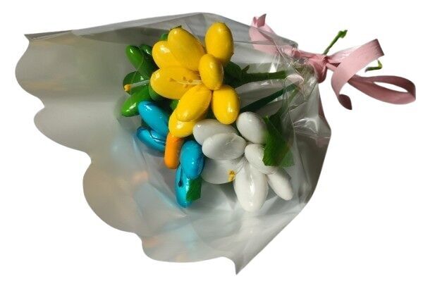 Mini ramo de mariposas y 3 fresias en grageas de chocolate