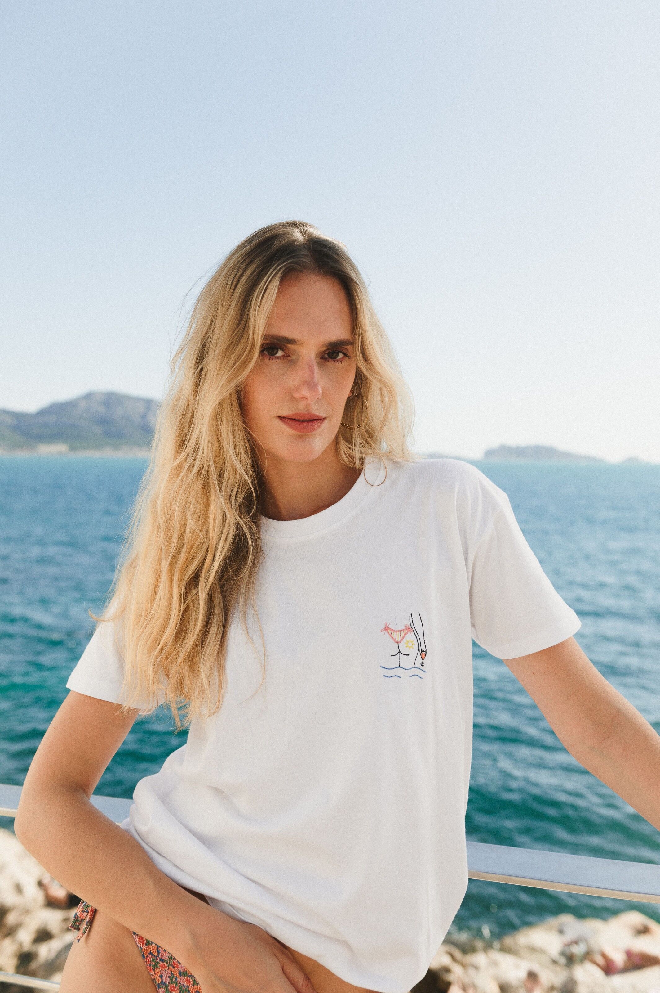 Camiseta bordada de playa de bikini