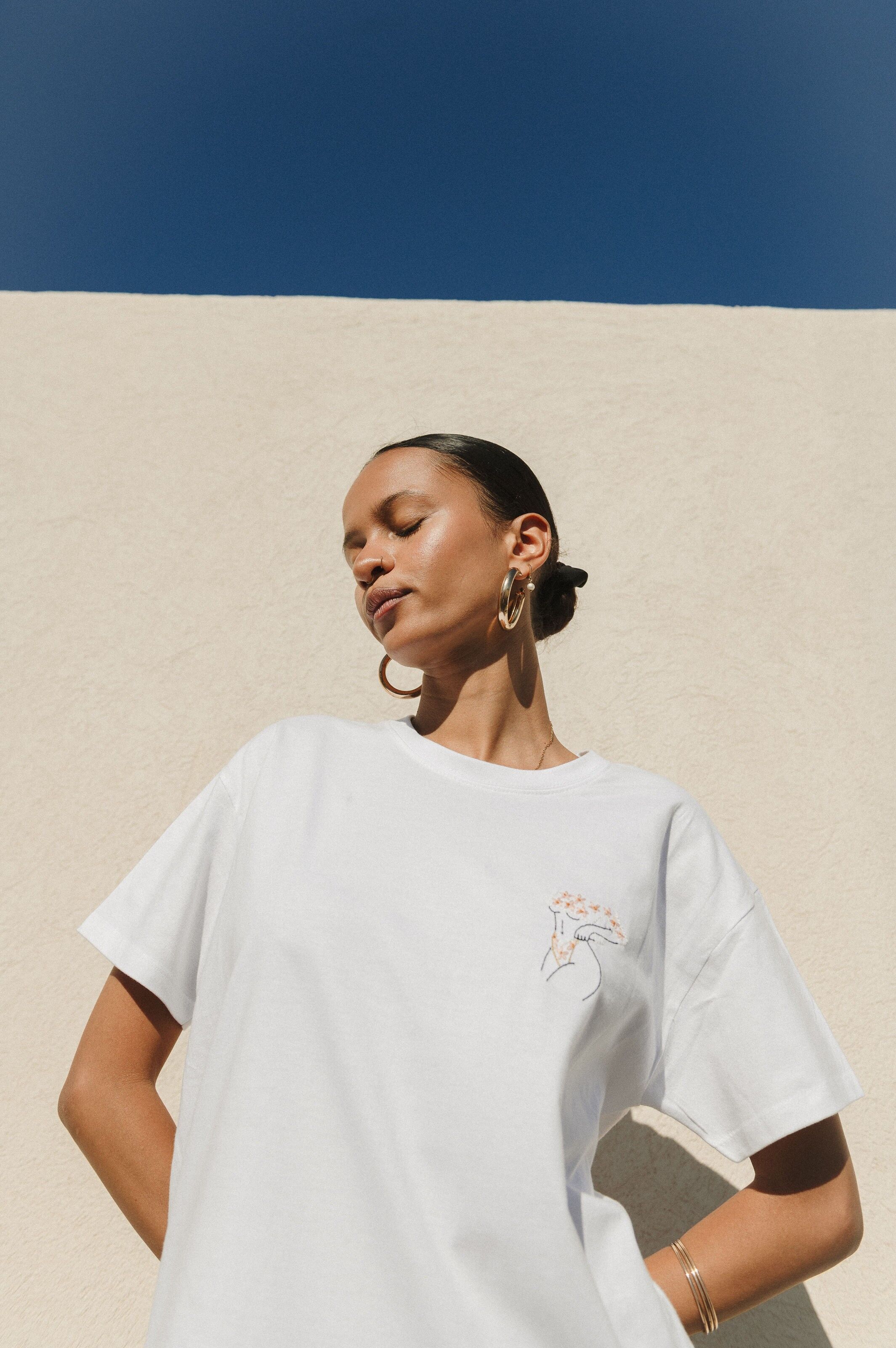 Camiseta bordada Hot in Flowers