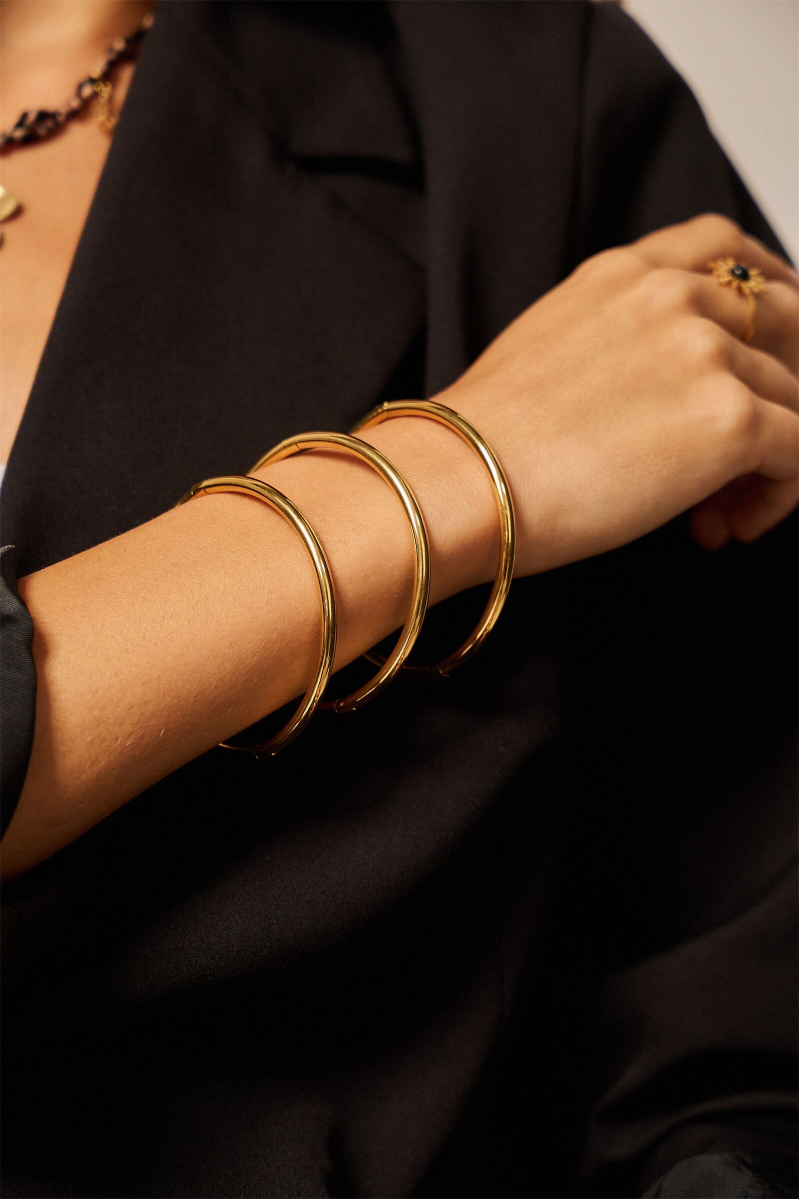 Öffnender Armreif aus goldenem Edelstahl – Eleganz und Schlichtheit