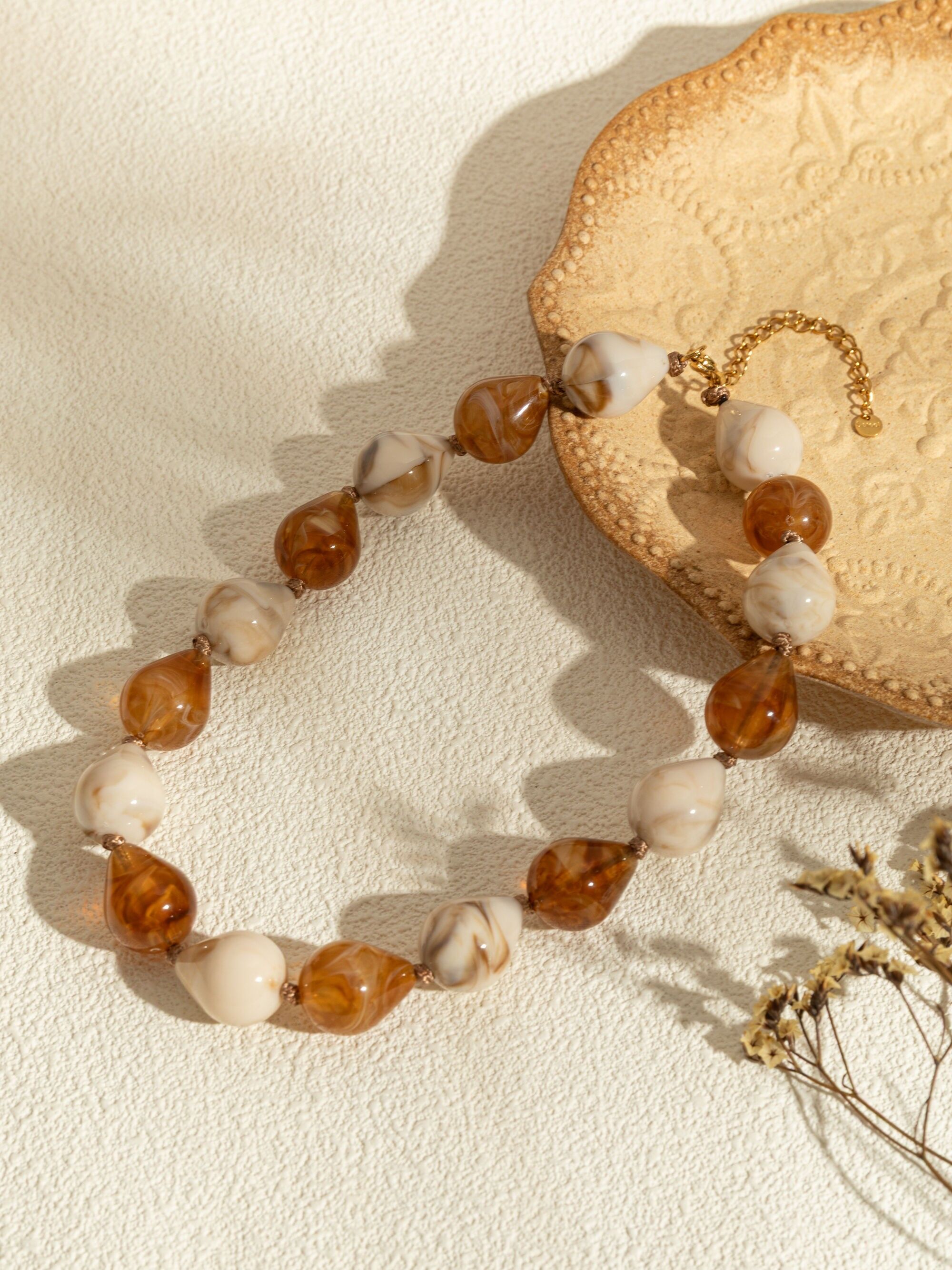 Bunte Harztropfenketten und schicke goldene Stahlkette