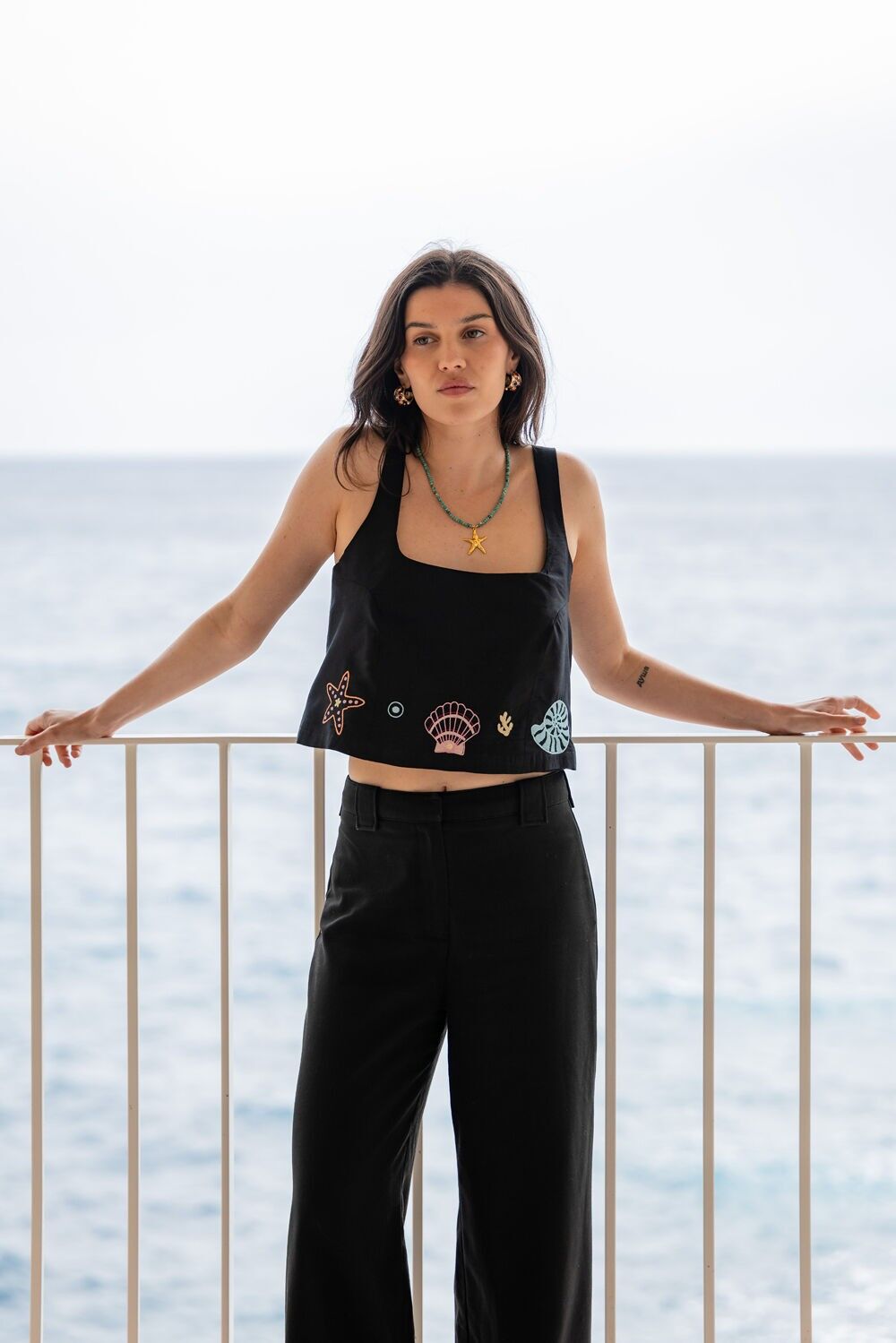 Top Olivia con bordado de conchas