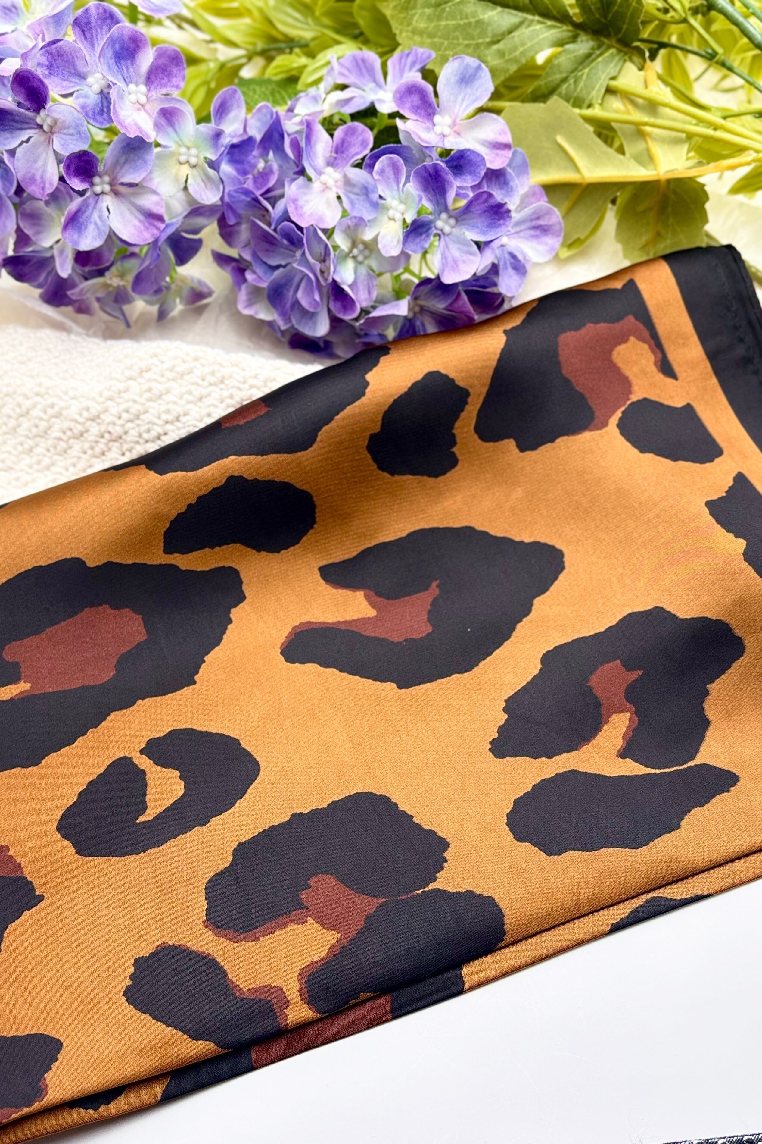 Sciarpa quadrata in raso leopardato FL07K