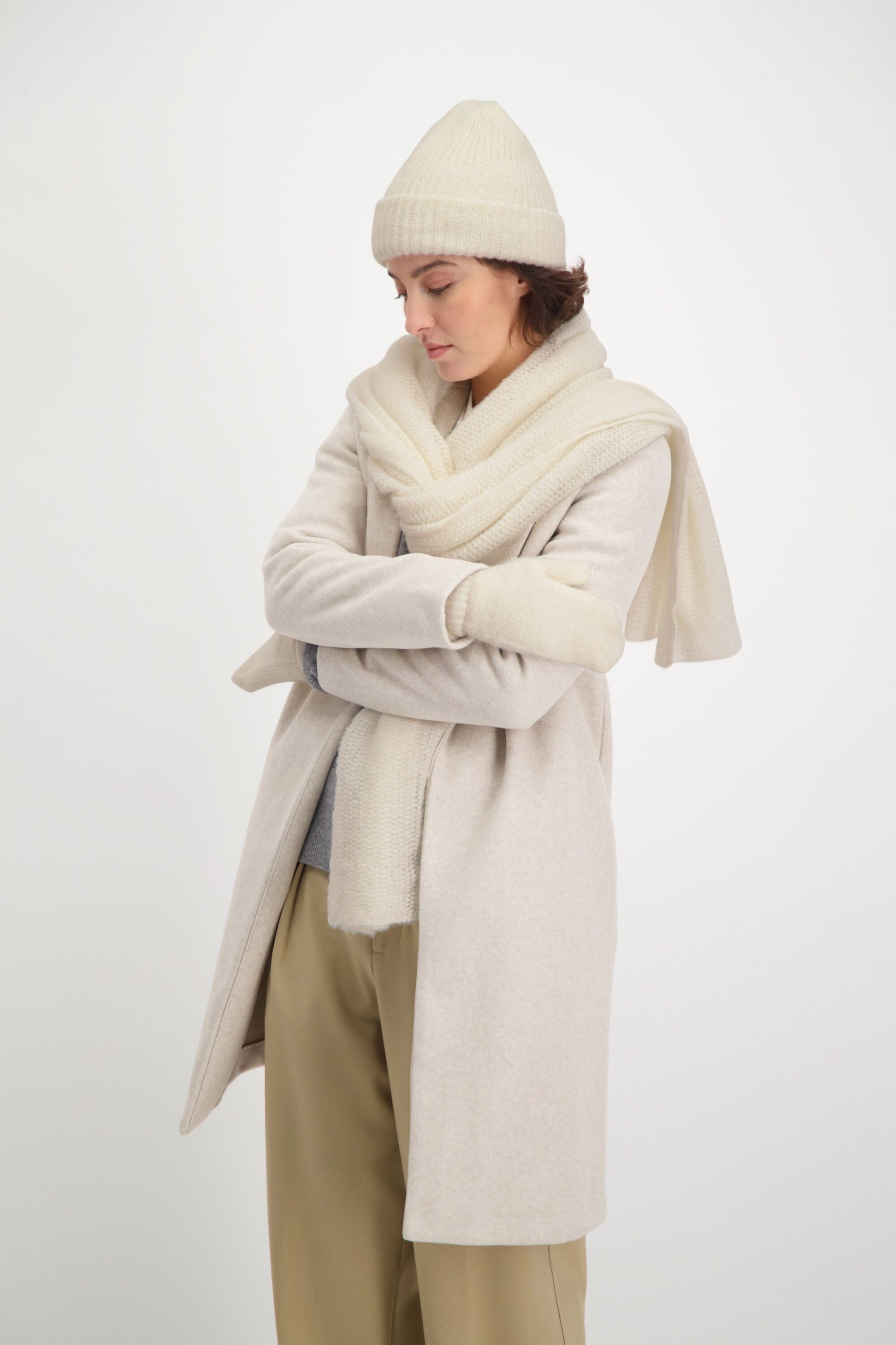 Bonnet tricoté blanc cassé