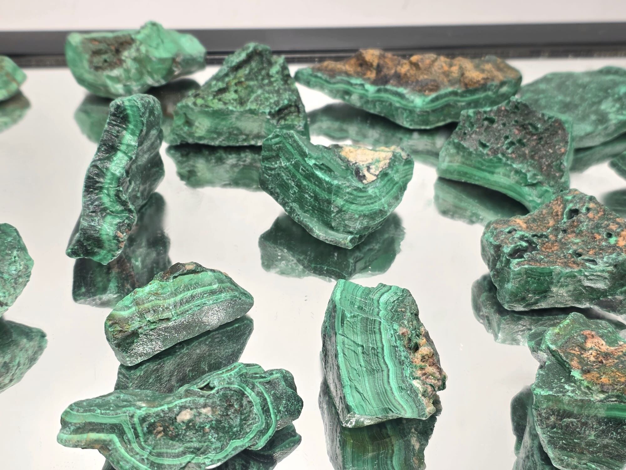 Malachite grezza a bande di grado lapidario – lotto da 250 g