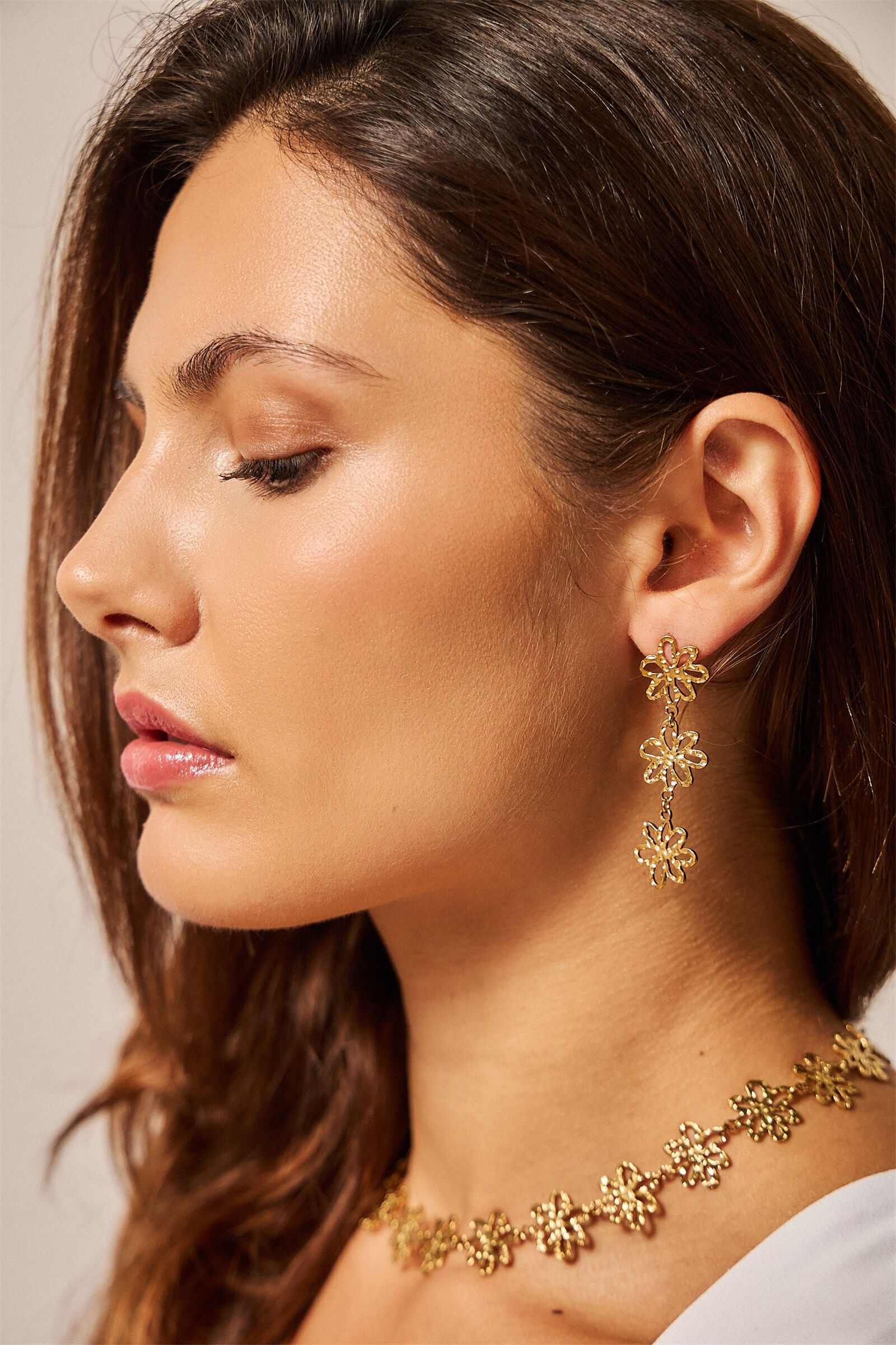 Collier fleurs ajourées en acier inoxydable – Élégance intemporelle