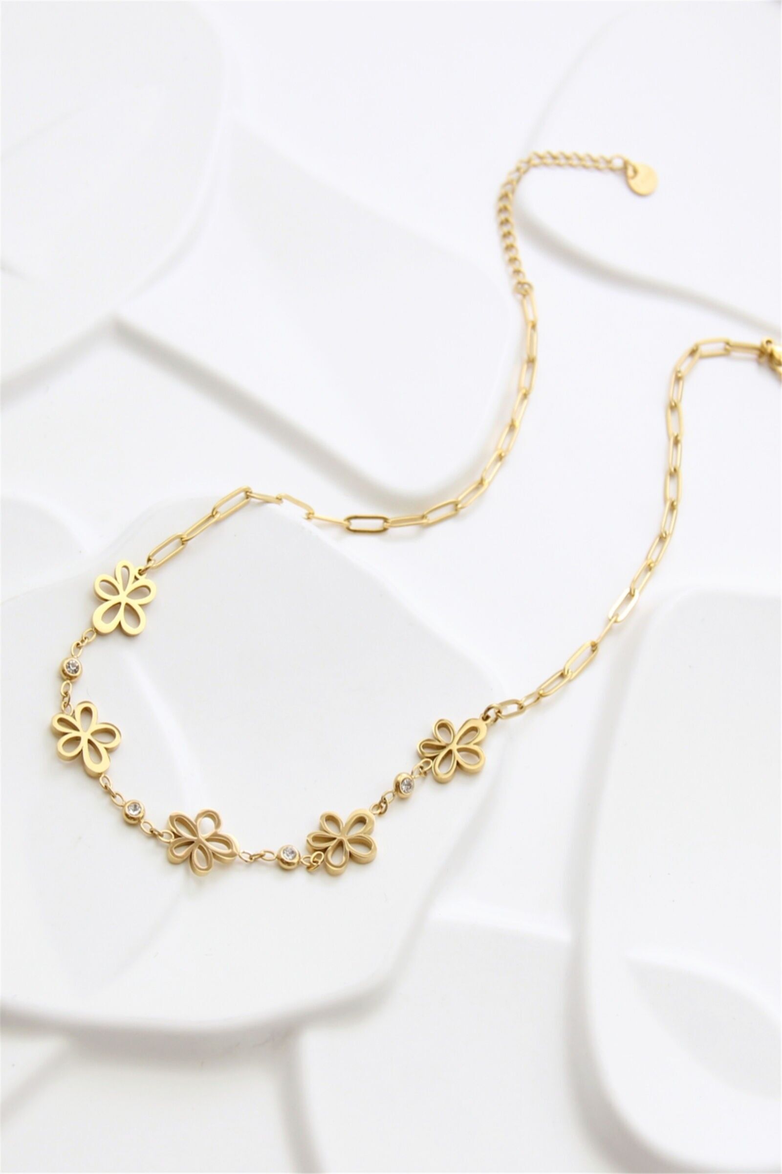 Collier fleurs ajourées et zirconium en acier inoxydable doré
