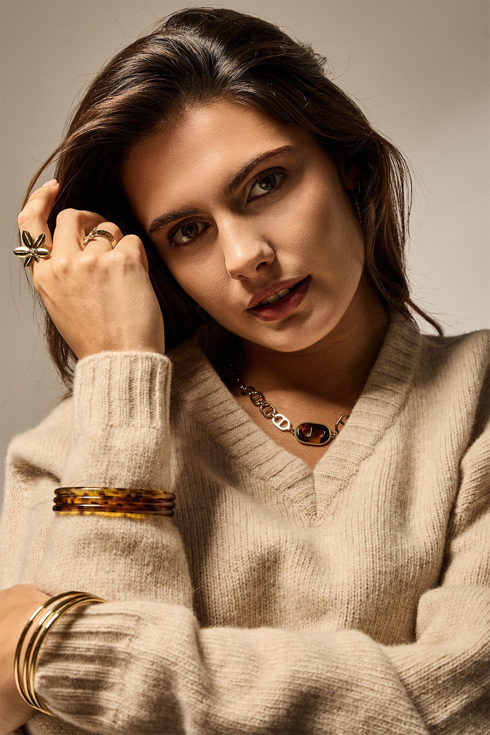 Collier Maillons Marine en Résine Écaille et Acier Inoxydable Doré – Élégance et Modernité