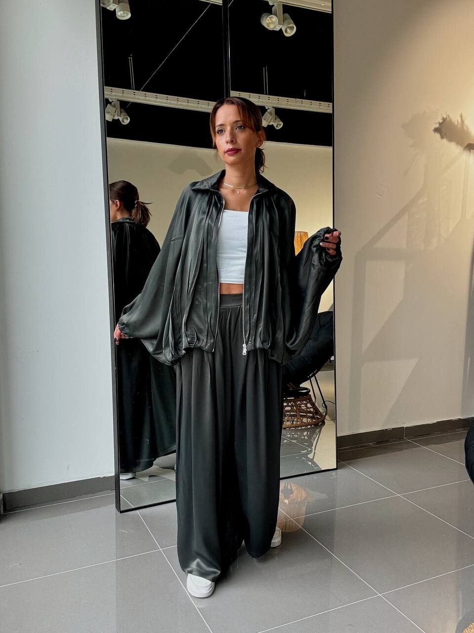 Conjunto de chaqueta caqui con cremallera y bolsillos y pantalón con bolsillos