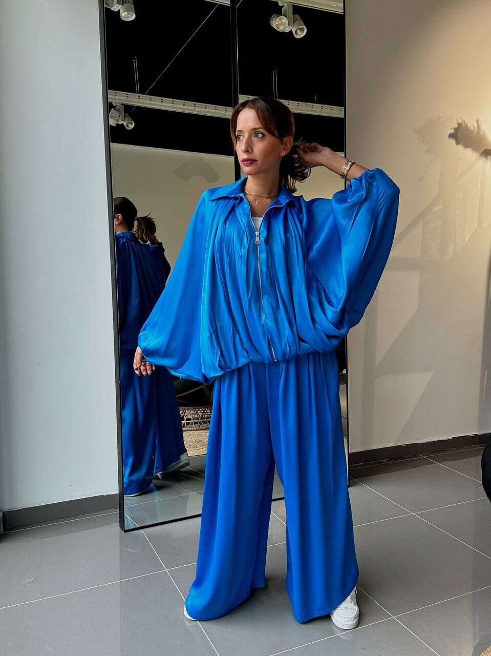 Set giacca blu con cerniera e tasche e pantaloni con tasche