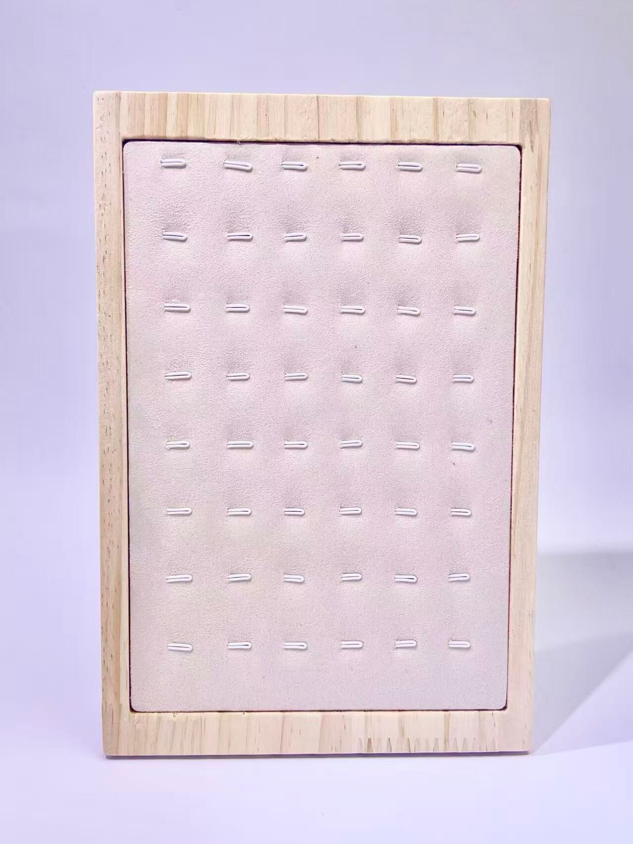 Holzdisplay für 48 Anhänger mit Klappsockel