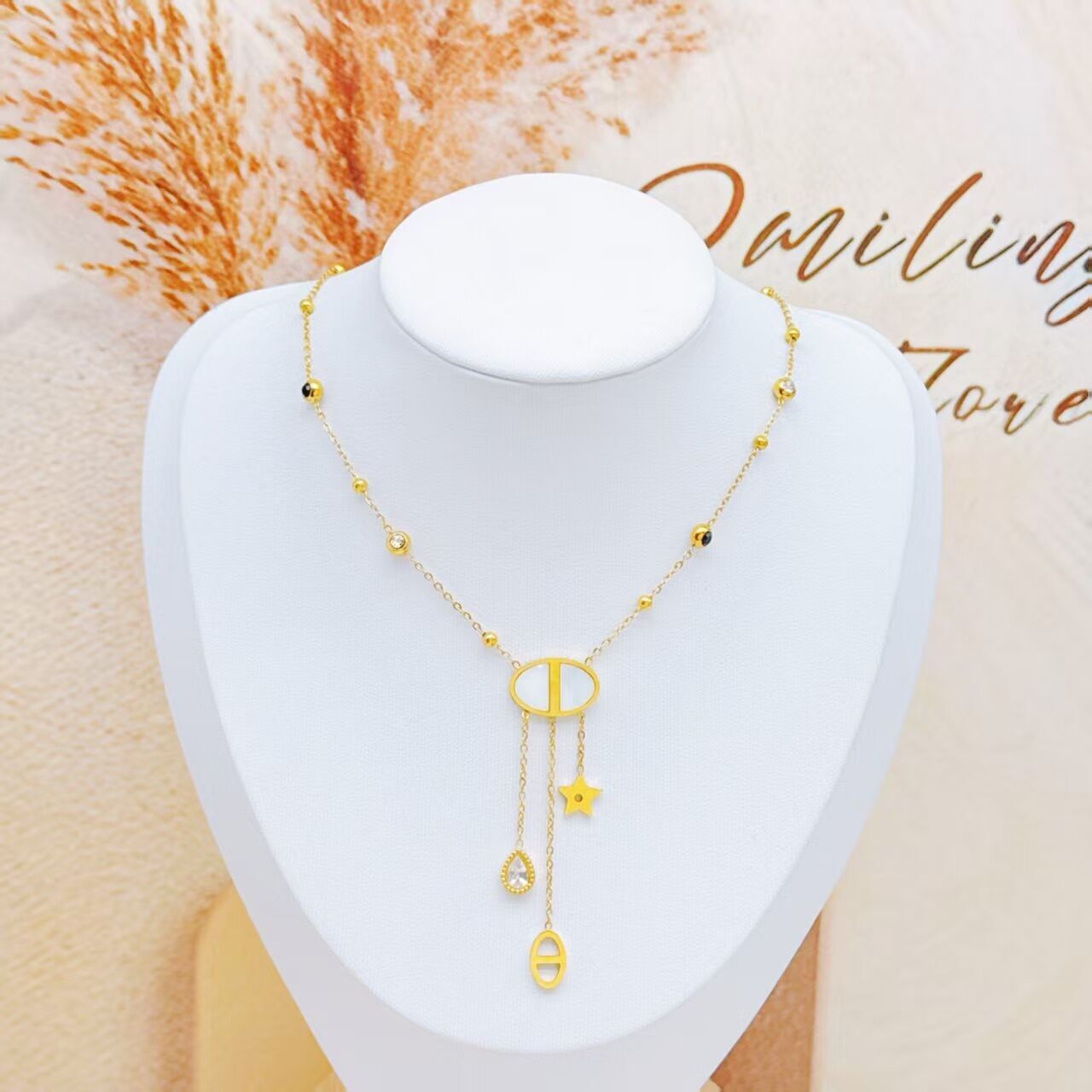 Ovale Perlenkette mit hängenden Anhängern aus Edelstahl