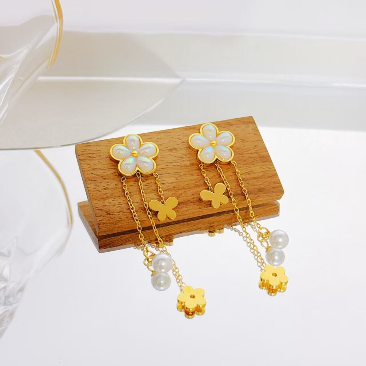 Ohrringe mit perlmuttfarbener Blume und goldenem Schmetterling aus Edelstahl