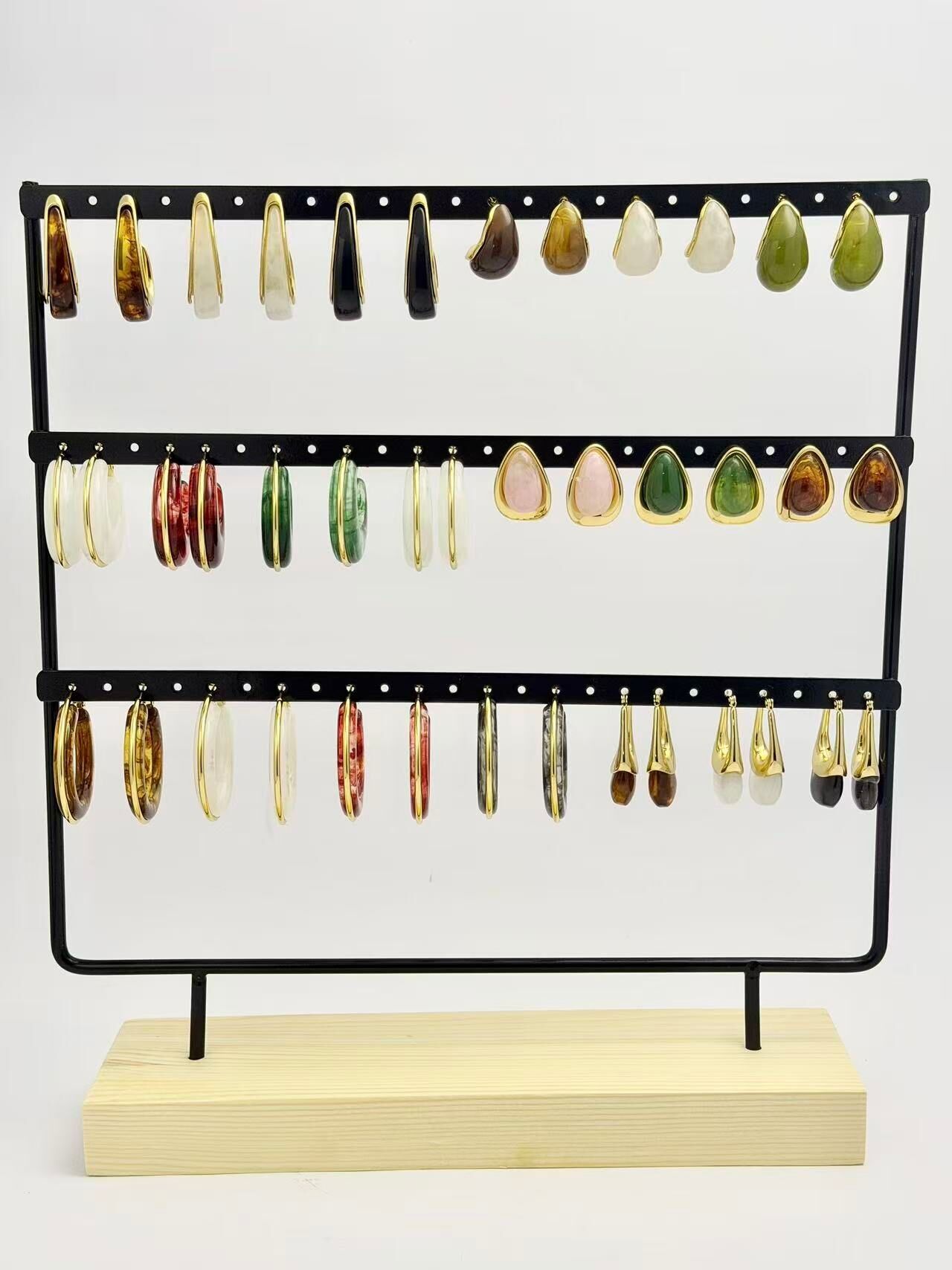 Lotto di 20 paia di orecchini in acciaio e resina alla moda ed eleganti