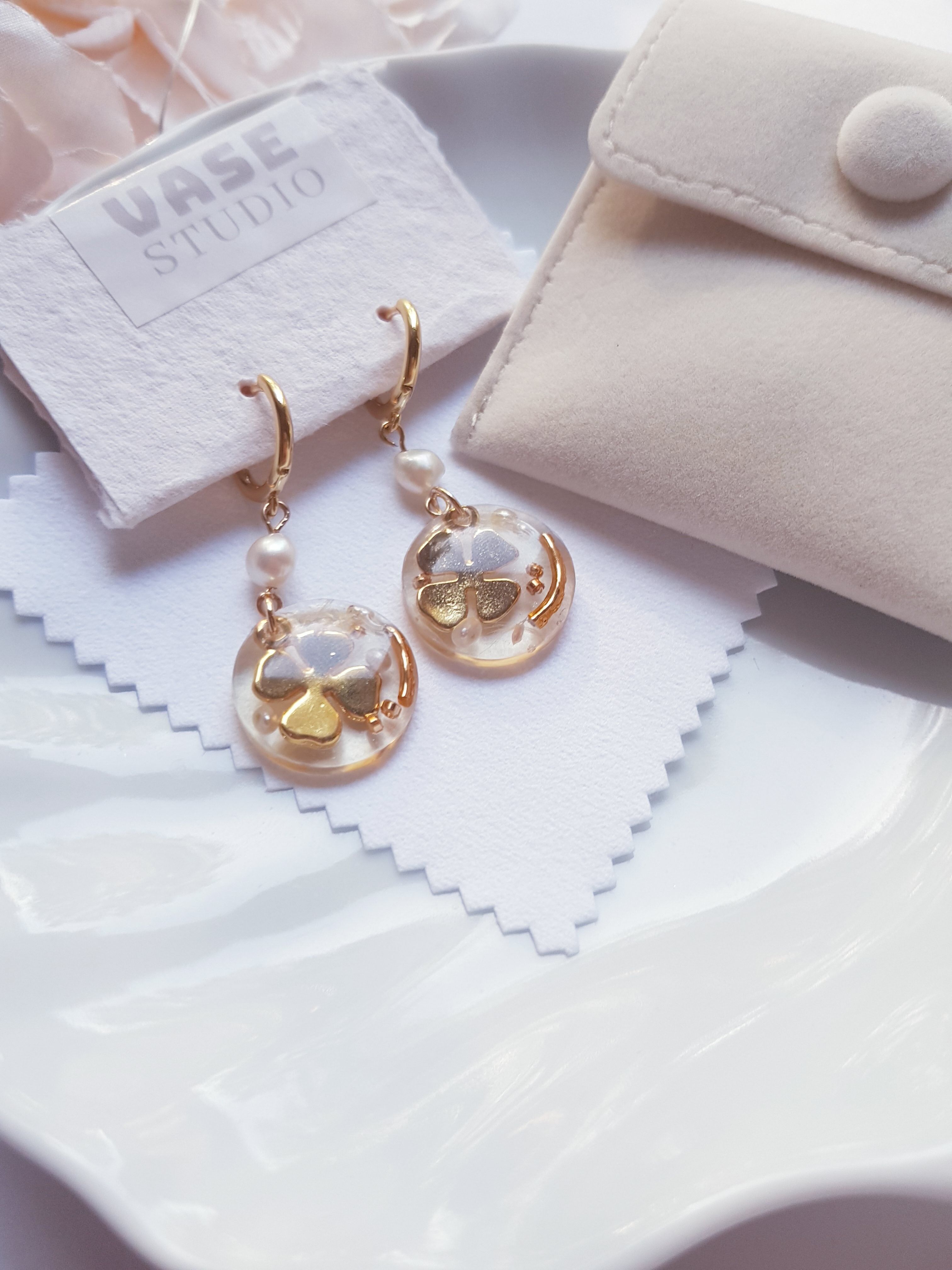 Orecchini in resina dorata a forma di trifoglio