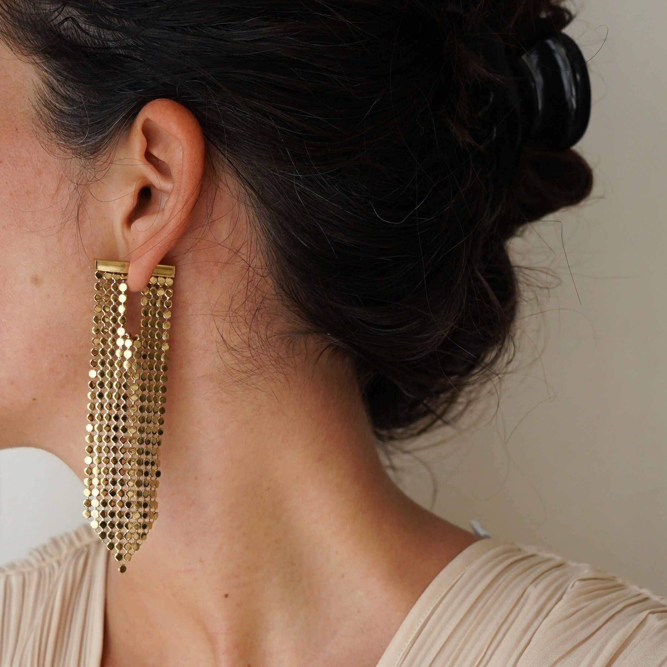 Orecchini a forma di freccia in acciaio cotta di maglia