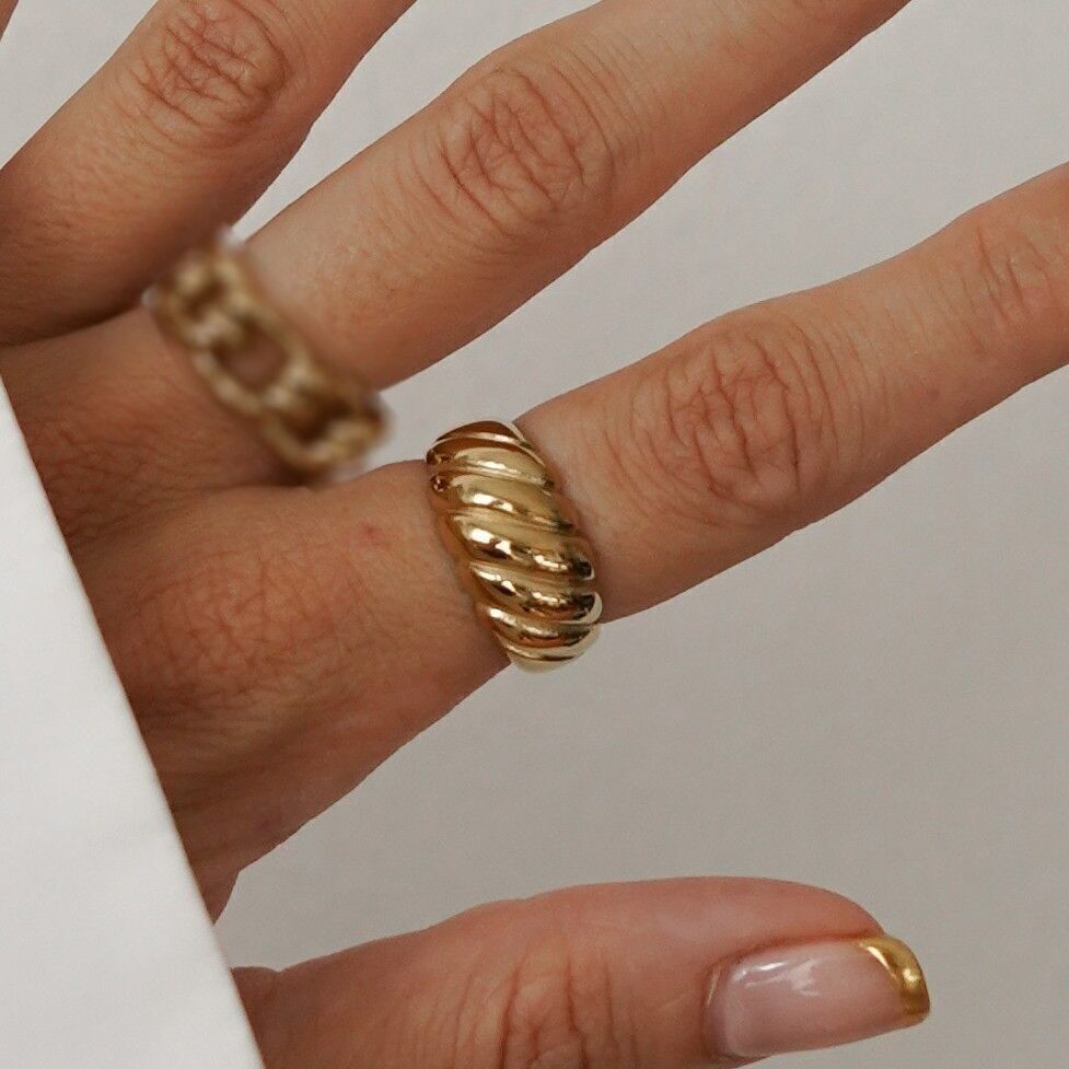 Anello scanalato in acciaio dorato