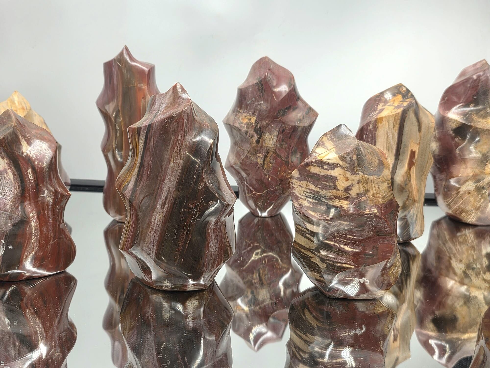 Grandi fiamme di cristallo di legno fossile