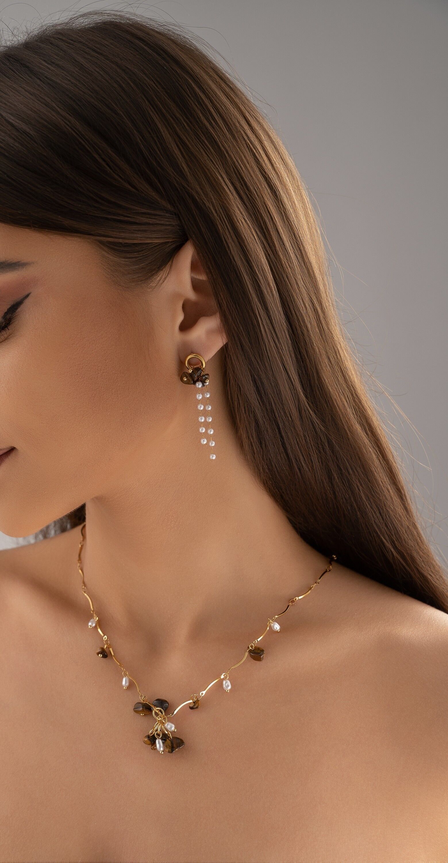 Goldkette aus Natursteinen – Tigerauge, Türkis