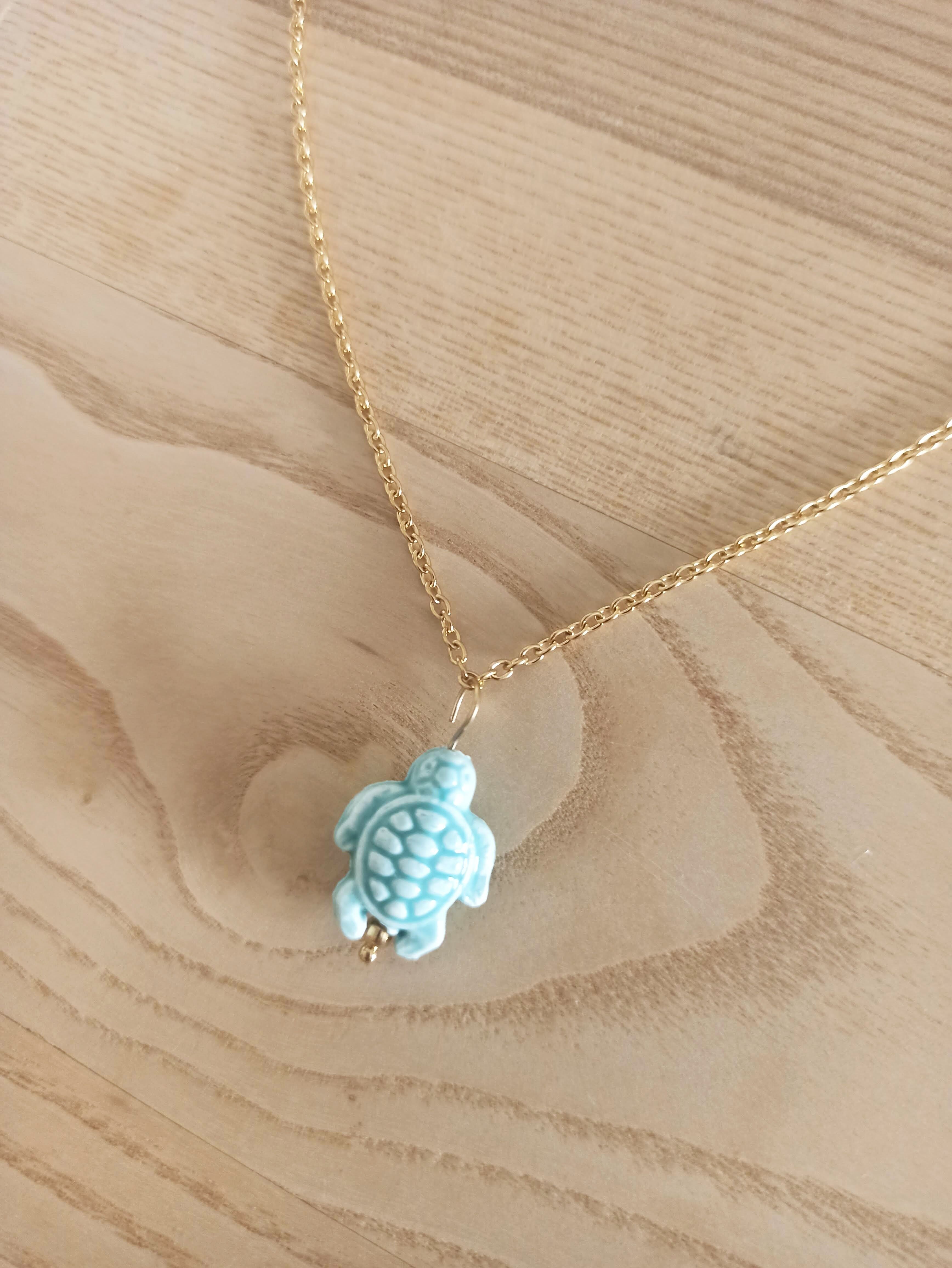 Collana corta in oro con ciondolo · Tartaruga in ceramica