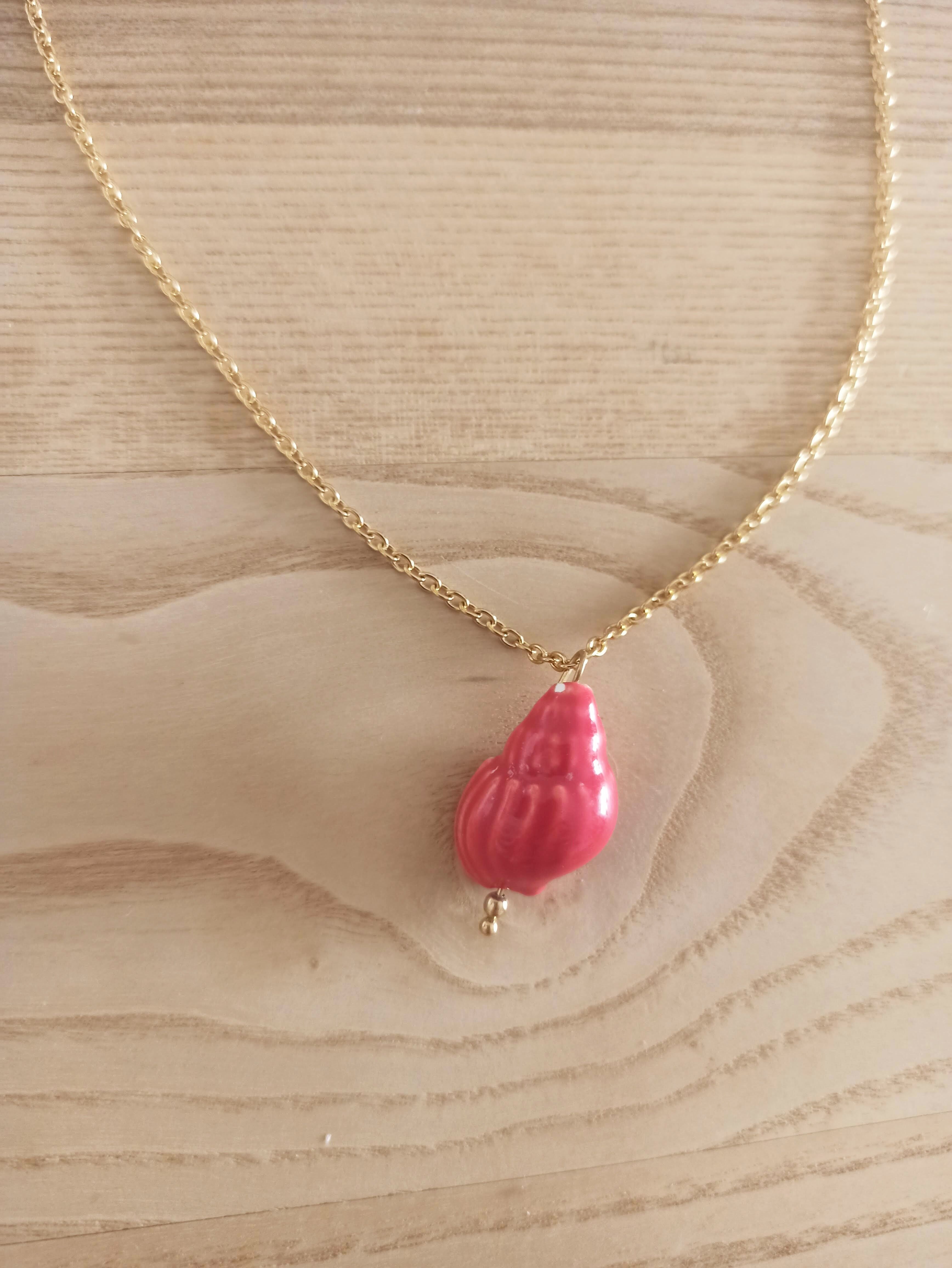 Collana corta in oro con pendente · Conchiglia in ceramica