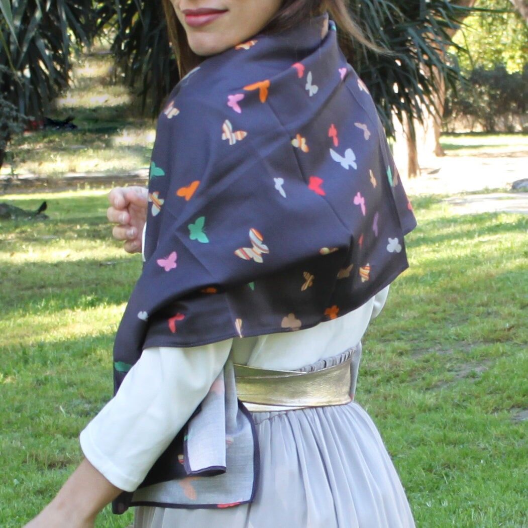 Stola in raso nero con farfalle – Fatta a mano a Siviglia · Stampa con farfalle nere (50x150 cm)