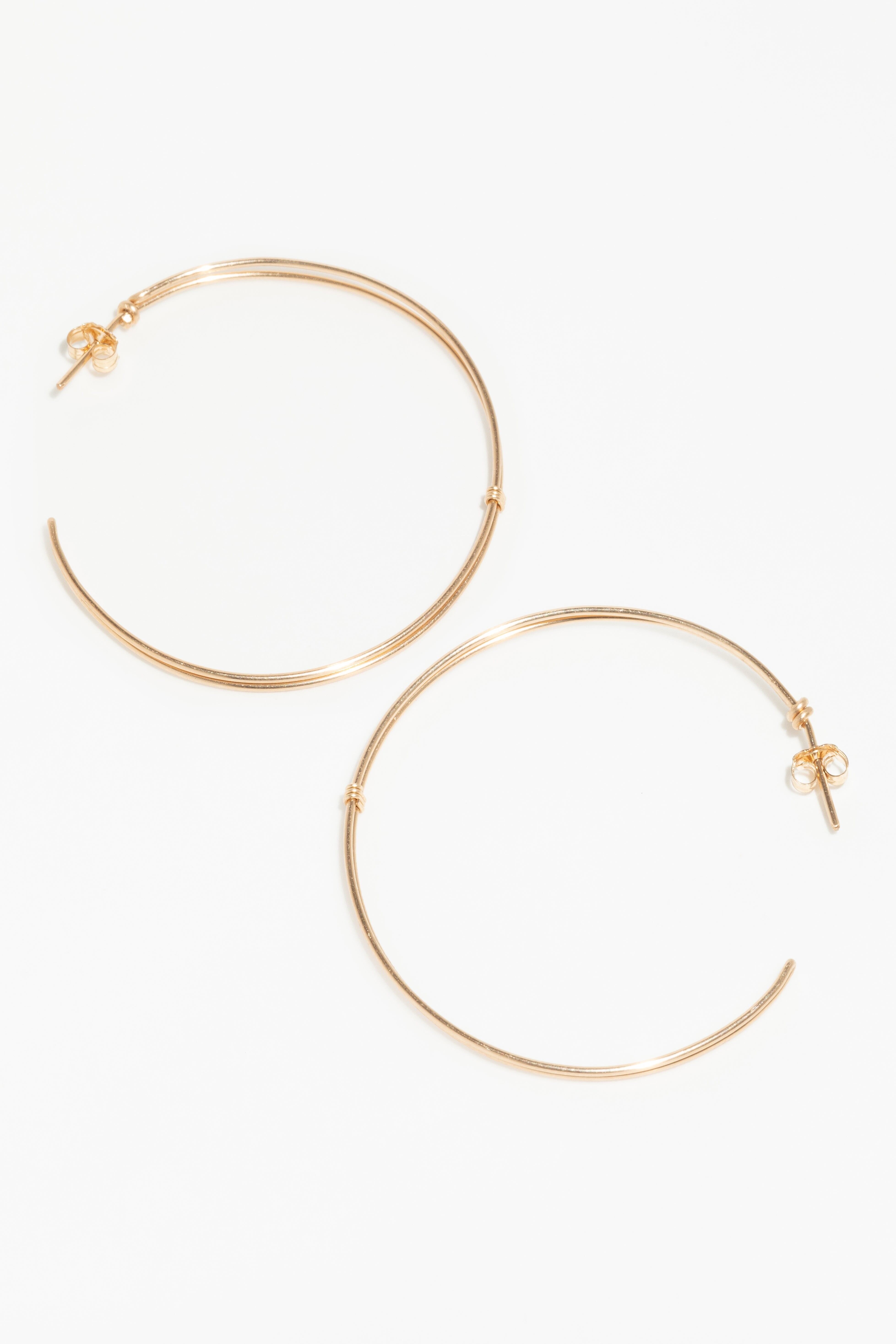 Grandi orecchini a cerchio essenziali