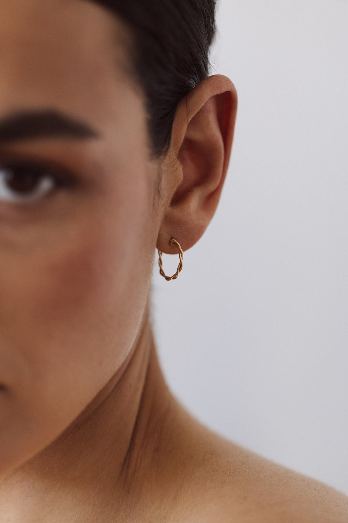 Mini pendientes de aro retorcidos