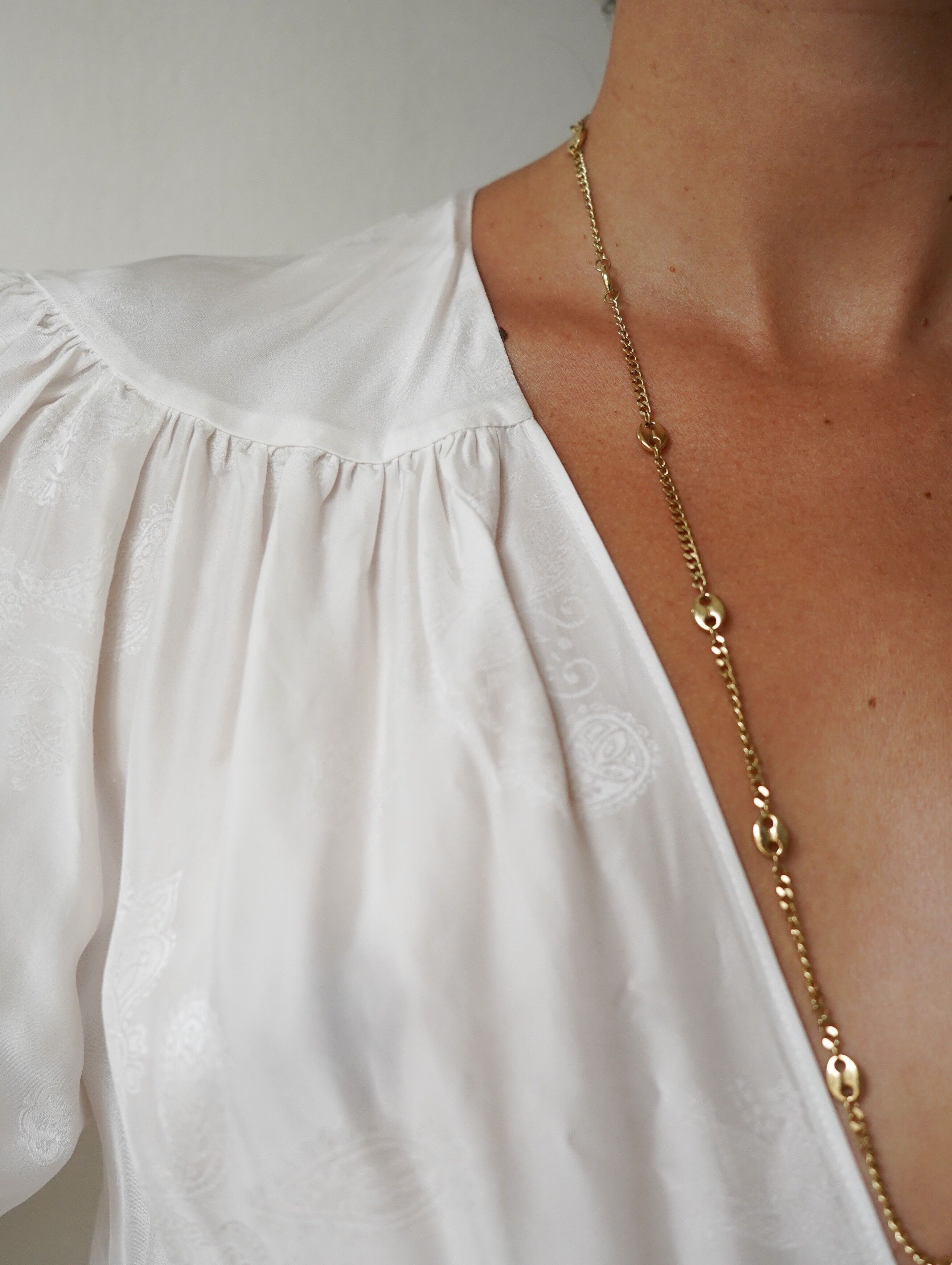 Collana lunga in acciaio con perla ovale in grani di caffè