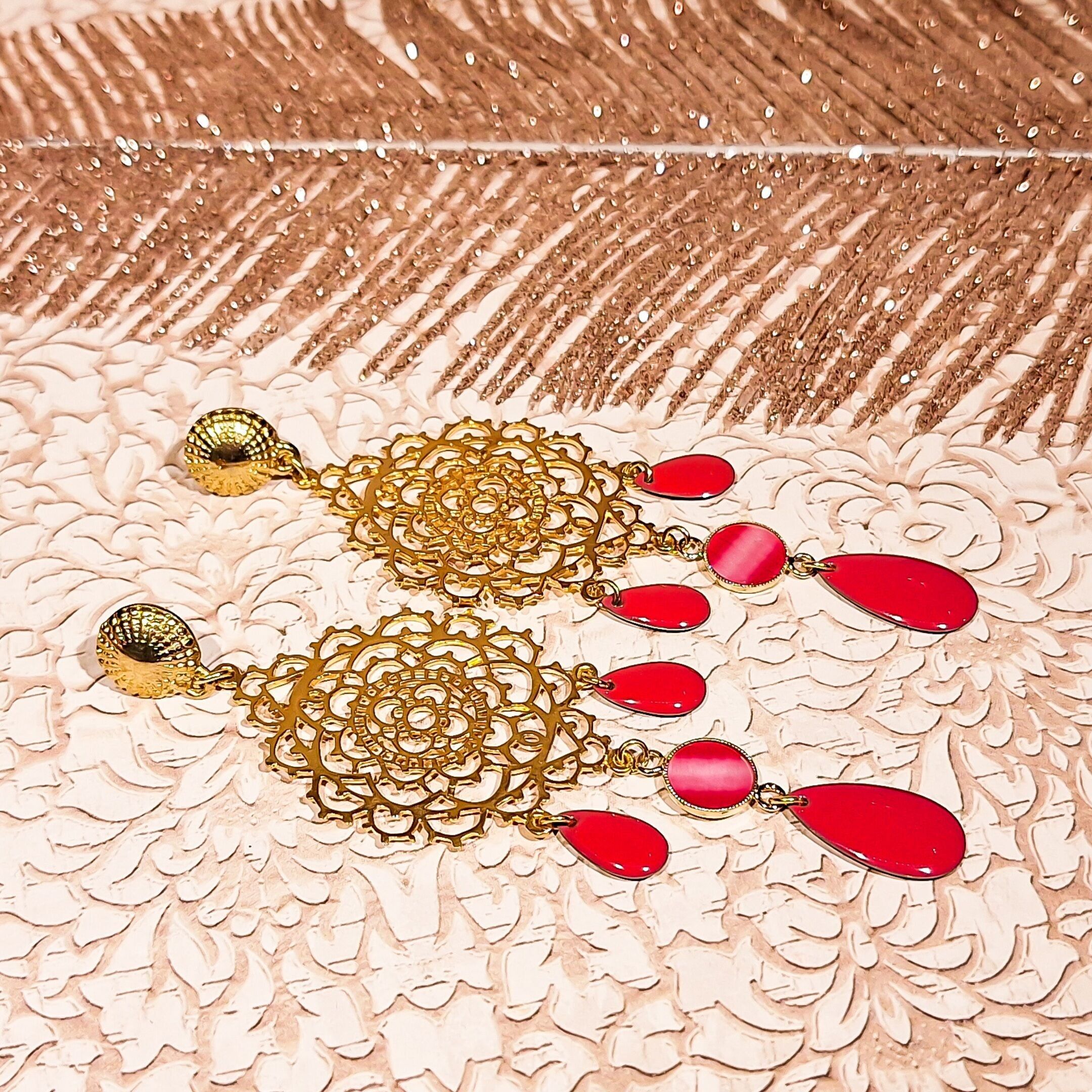 Vergoldete Messingohrringe mit Arabesken und rosa Pailletten, Bohème-Chic, Einzelstück, Muttertagsgeschenk, Mama-Geschenk, Lehrergeschenk