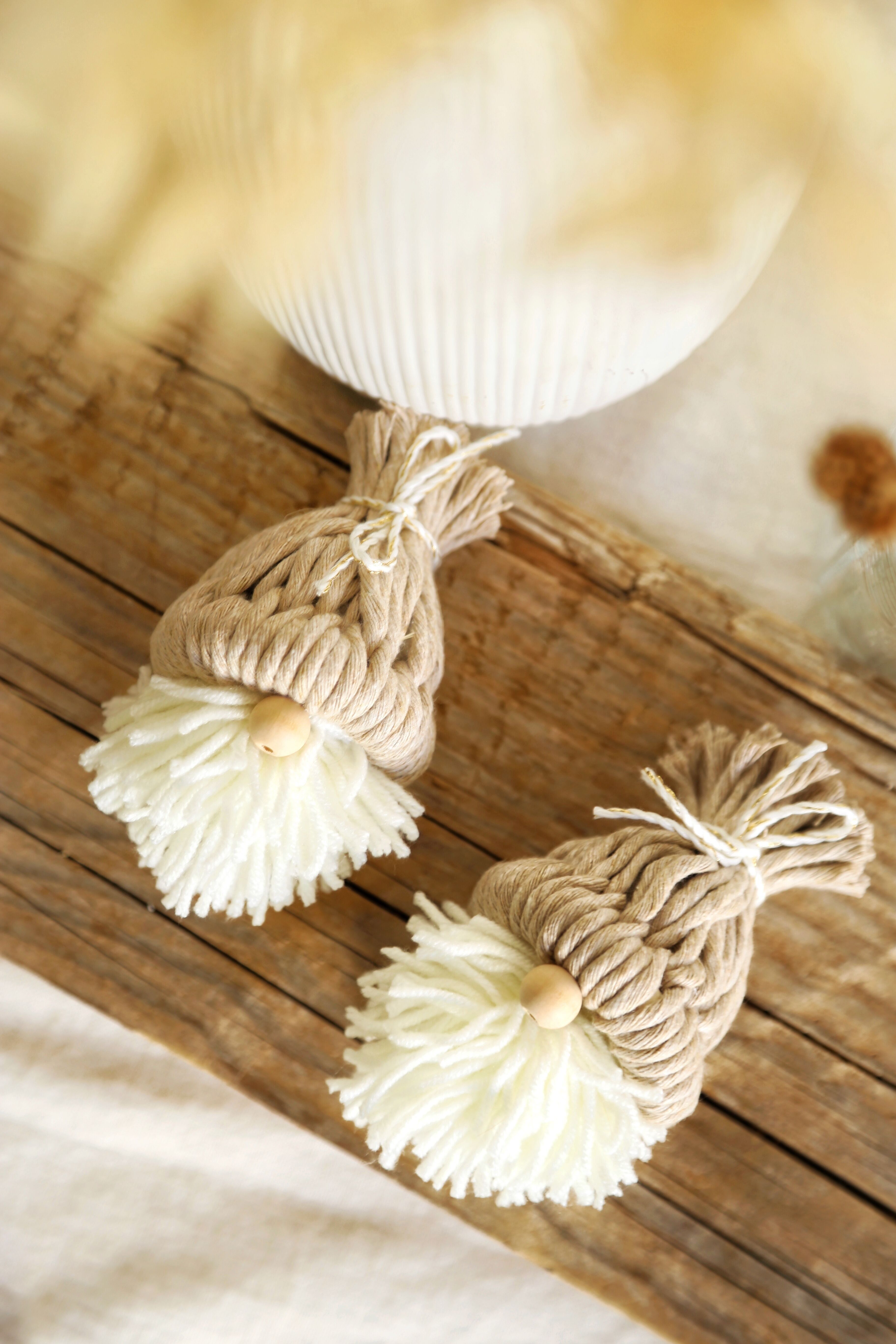 Gnomo natalizio in macramè - Decorazione bohémien fatta a mano