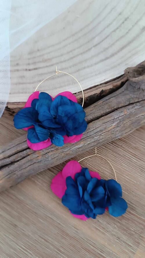 Boucles d’oreilles créoles en fleurs séchées fuchsia et bleu – bijoux femme