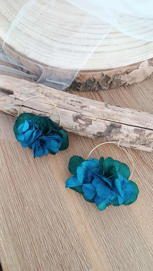 Boucles d’oreilles créoles en fleurs séchées bleu et vert – bijoux femme